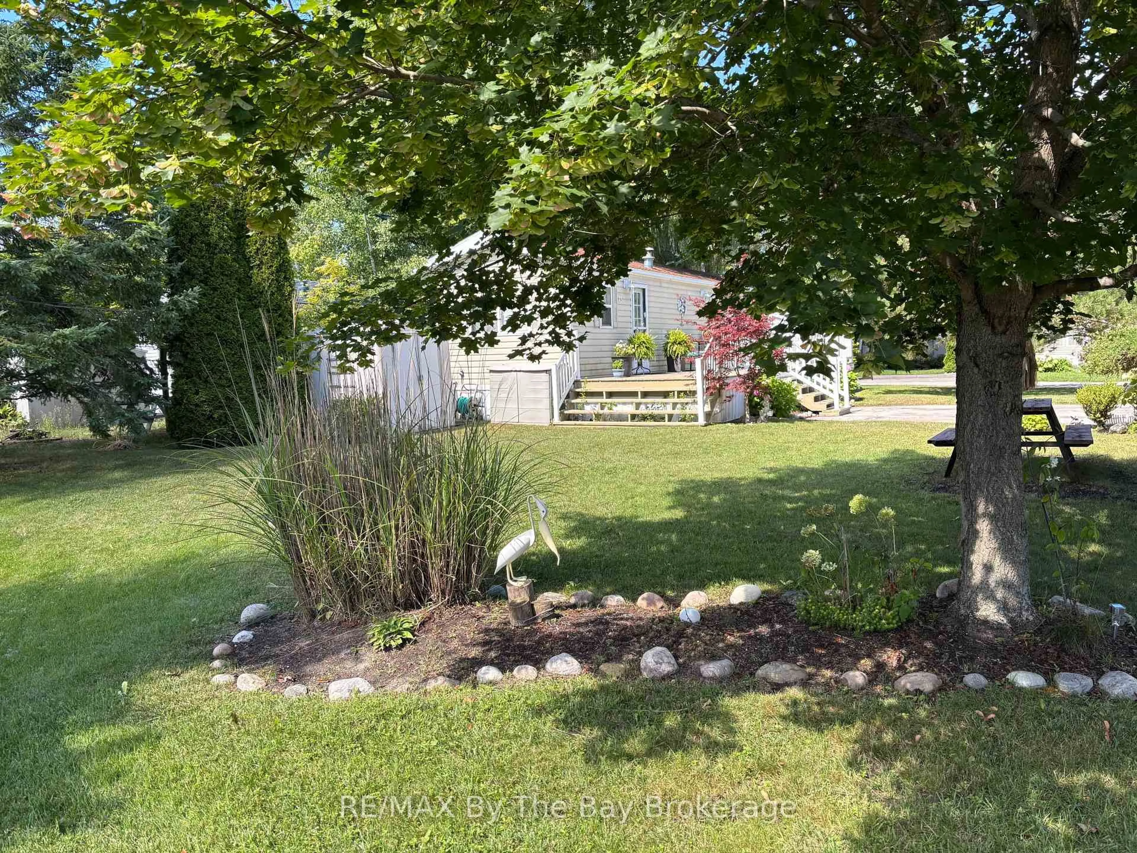 A pic from outside/outdoor area/front of a property/back of a property/a pic from drone, unknown for 15 Huron Circ, Wasaga Beach Ontario L9Z 1X7