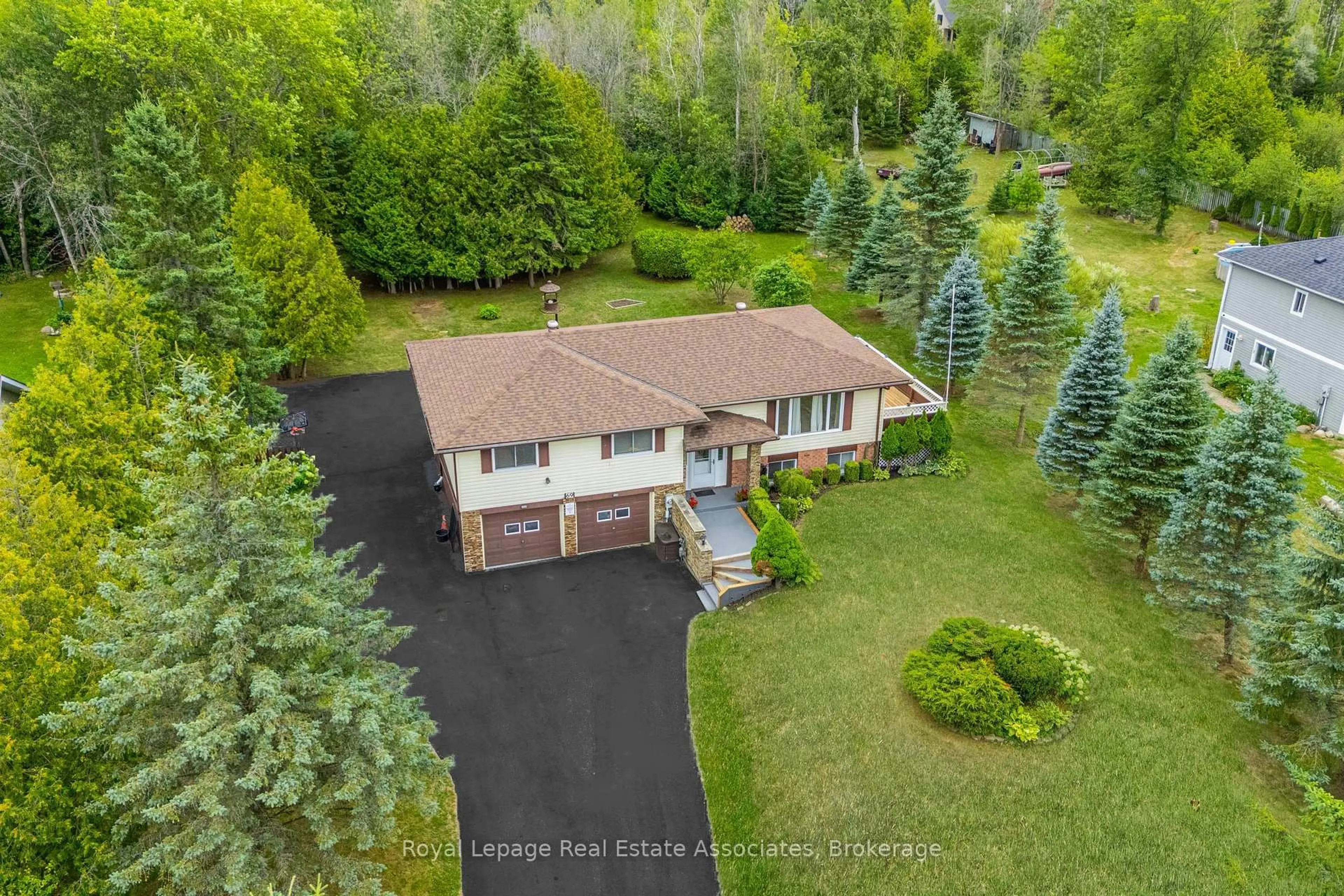 A pic from outside/outdoor area/front of a property/back of a property/a pic from drone, unknown for 69 George Ave, Wasaga Beach Ontario L9Z 2X9
