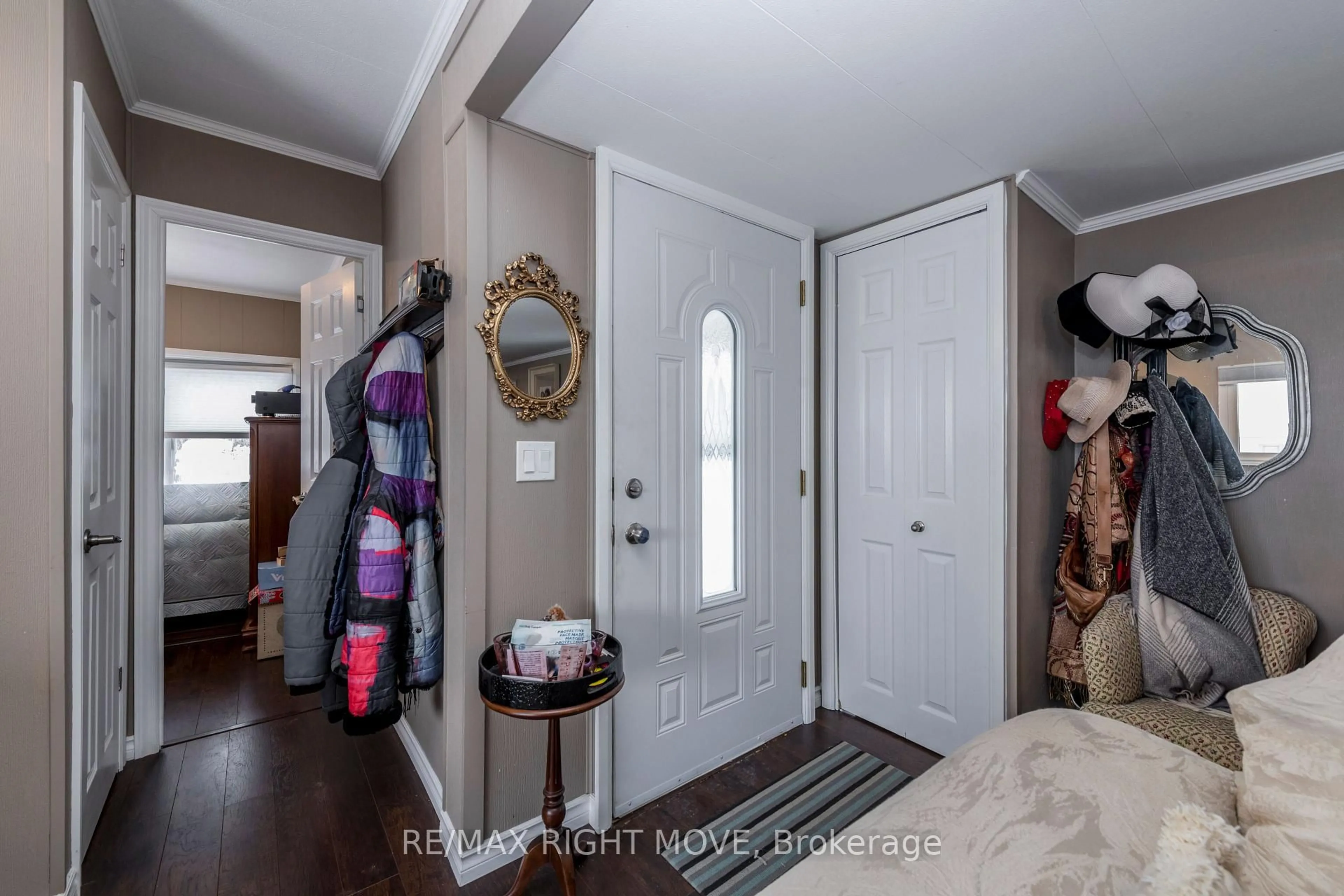 Indoor entryway for 32 Cameron Dr, Oro-Medonte Ontario L0L 1T0