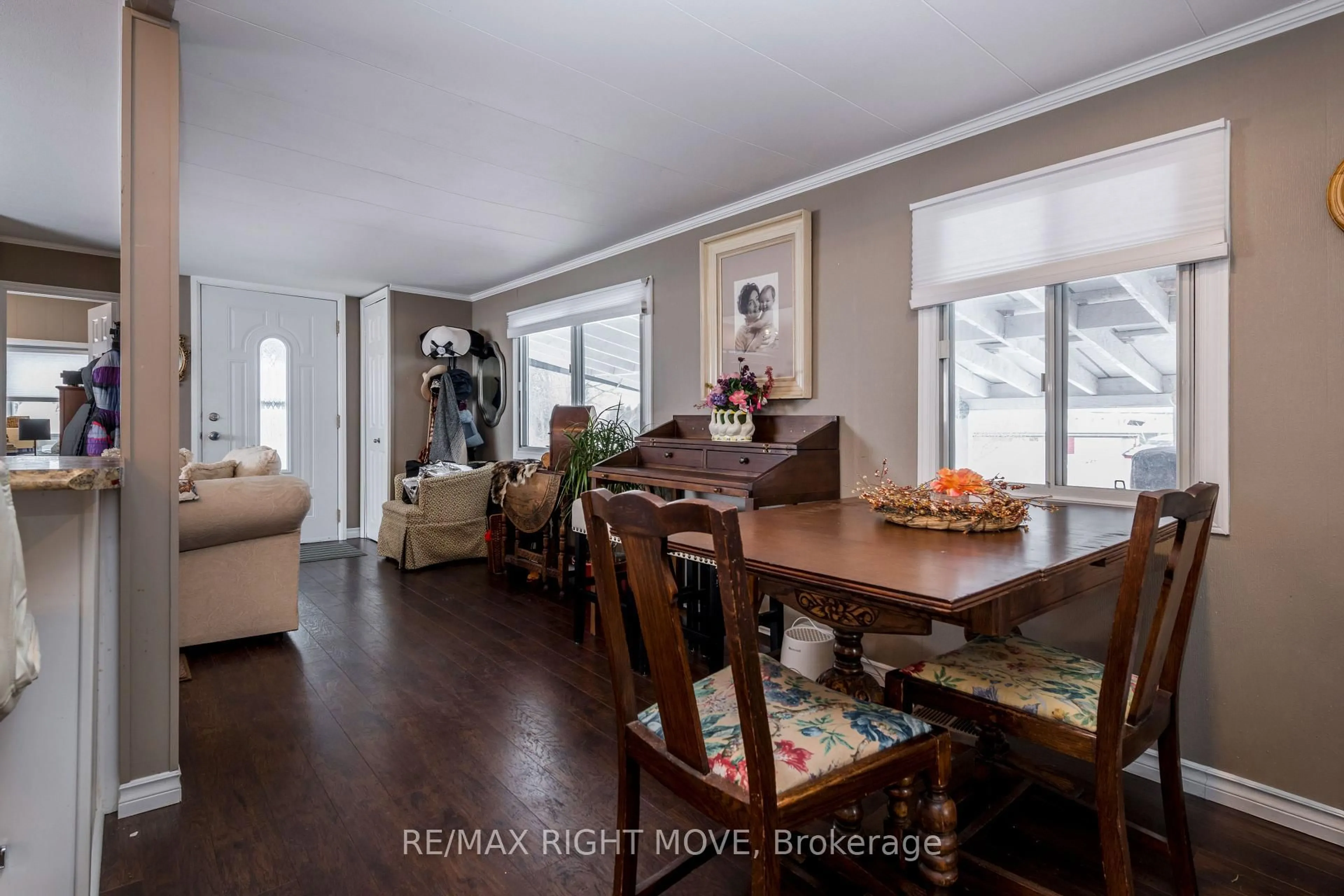 Dining room, wood/laminate floor for 32 Cameron Dr, Oro-Medonte Ontario L0L 1T0