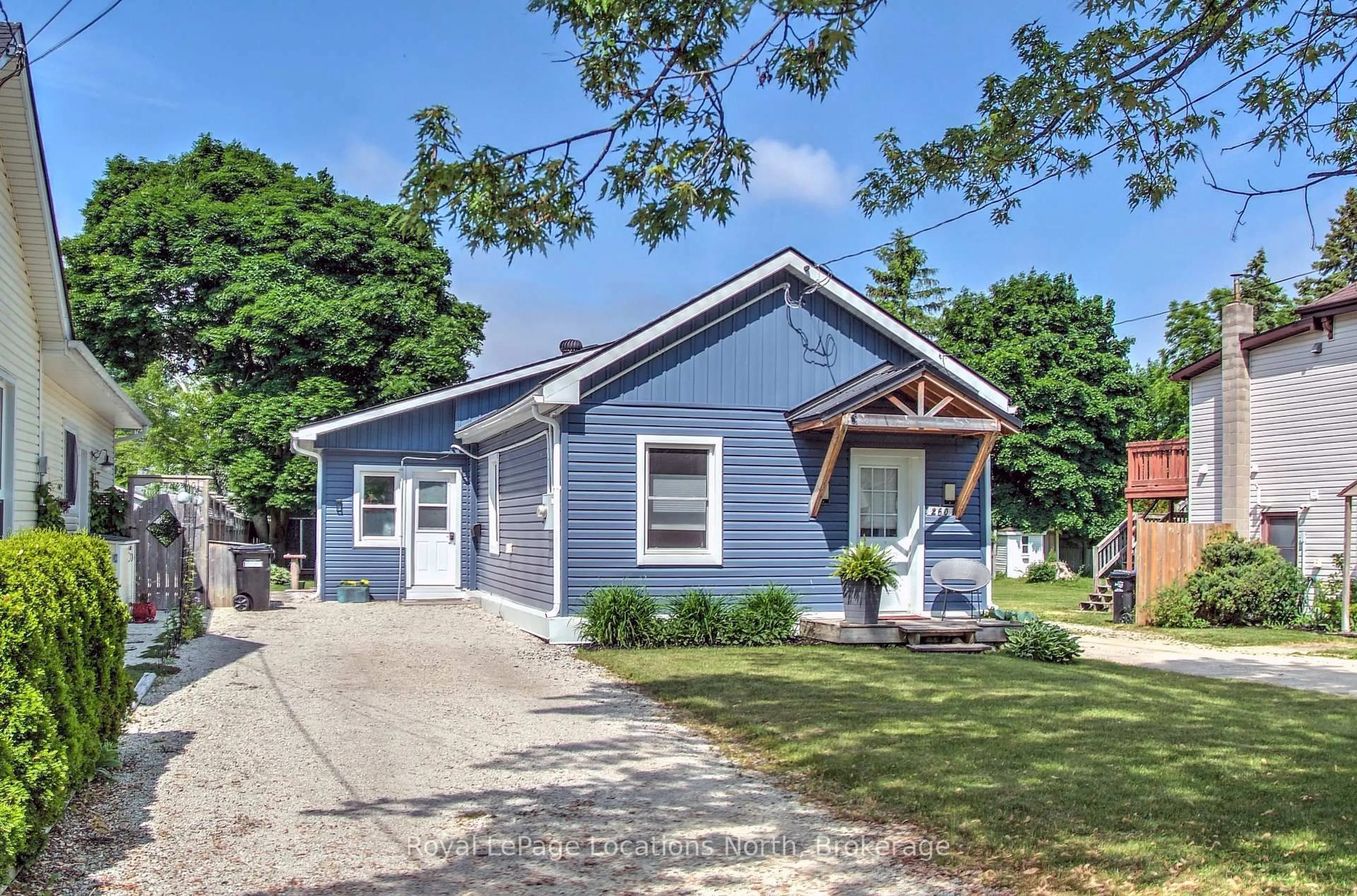 Home with vinyl exterior material, street for 260 CEDAR St, Collingwood Ontario L9Y 3A8