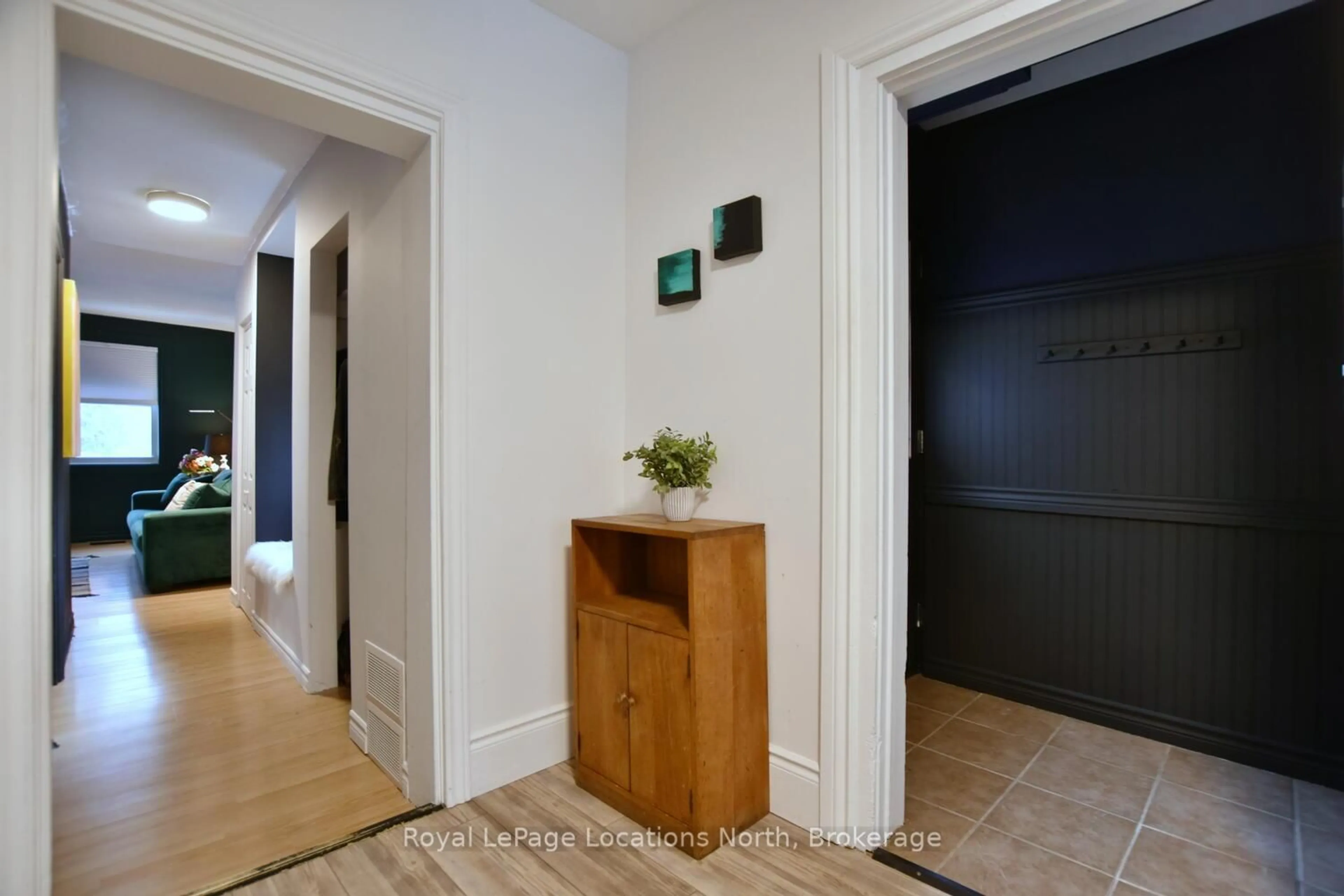 Indoor entryway for 260 CEDAR St, Collingwood Ontario L9Y 3A8