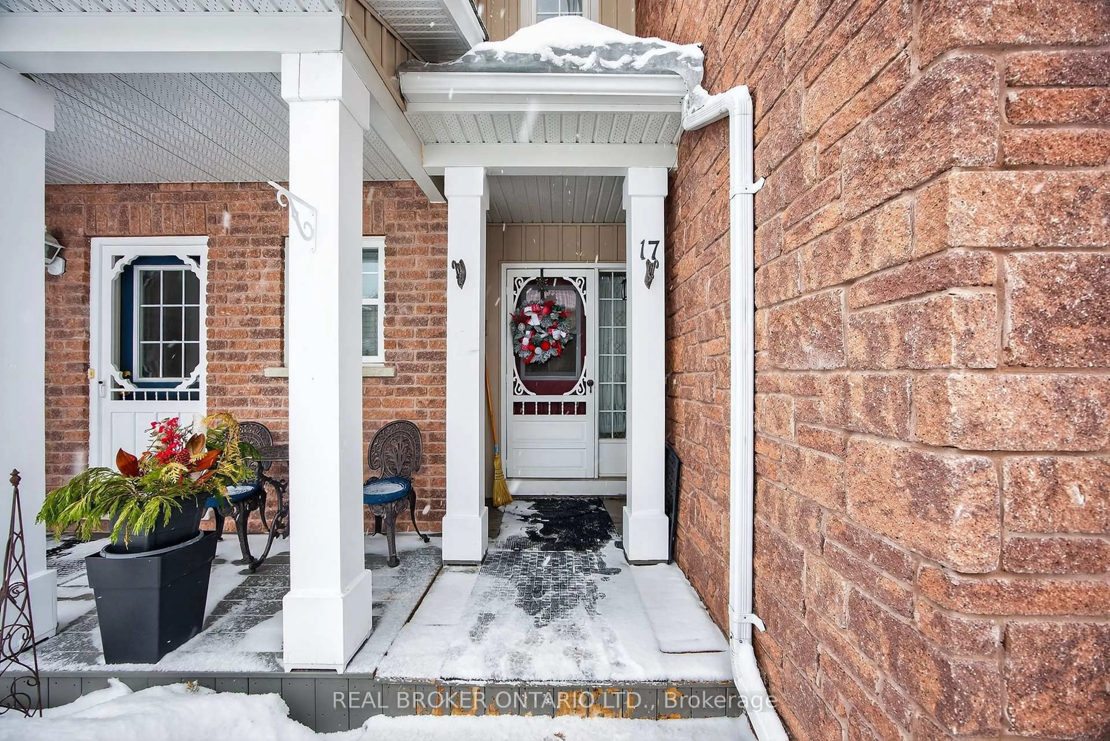 Indoor entryway for 800 West Ridge Blvd #17, Orillia Ontario L3V 0A1