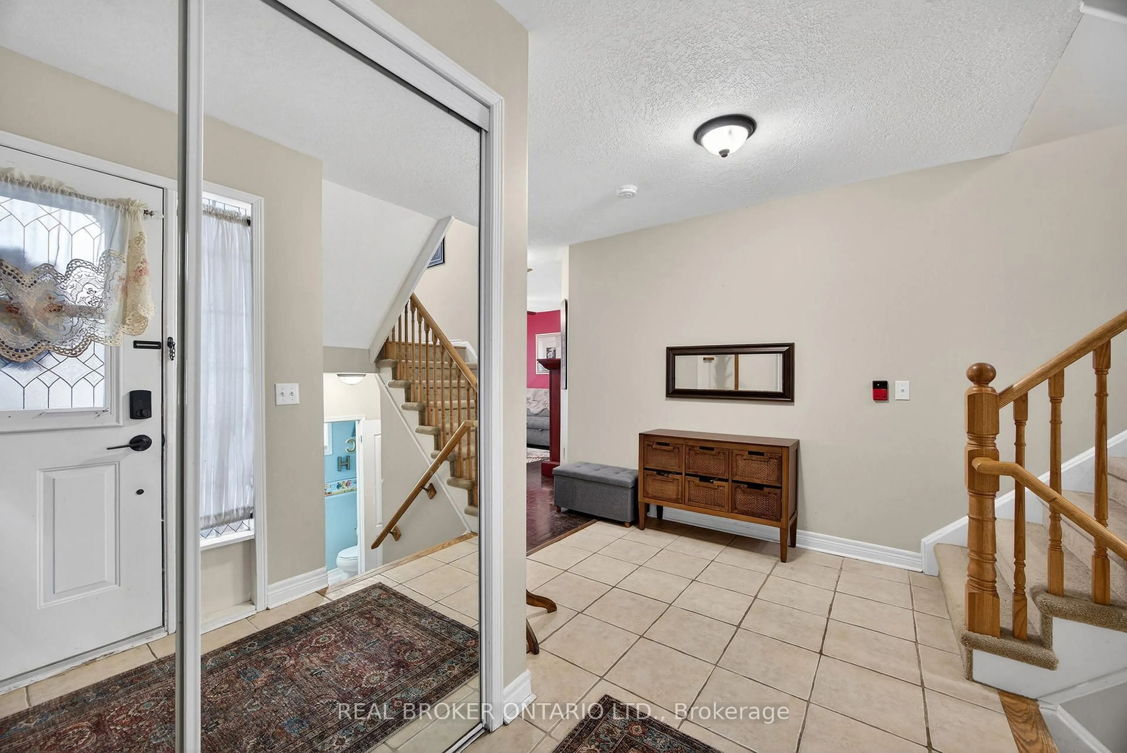 Indoor entryway for 800 West Ridge Blvd #17, Orillia Ontario L3V 0A1