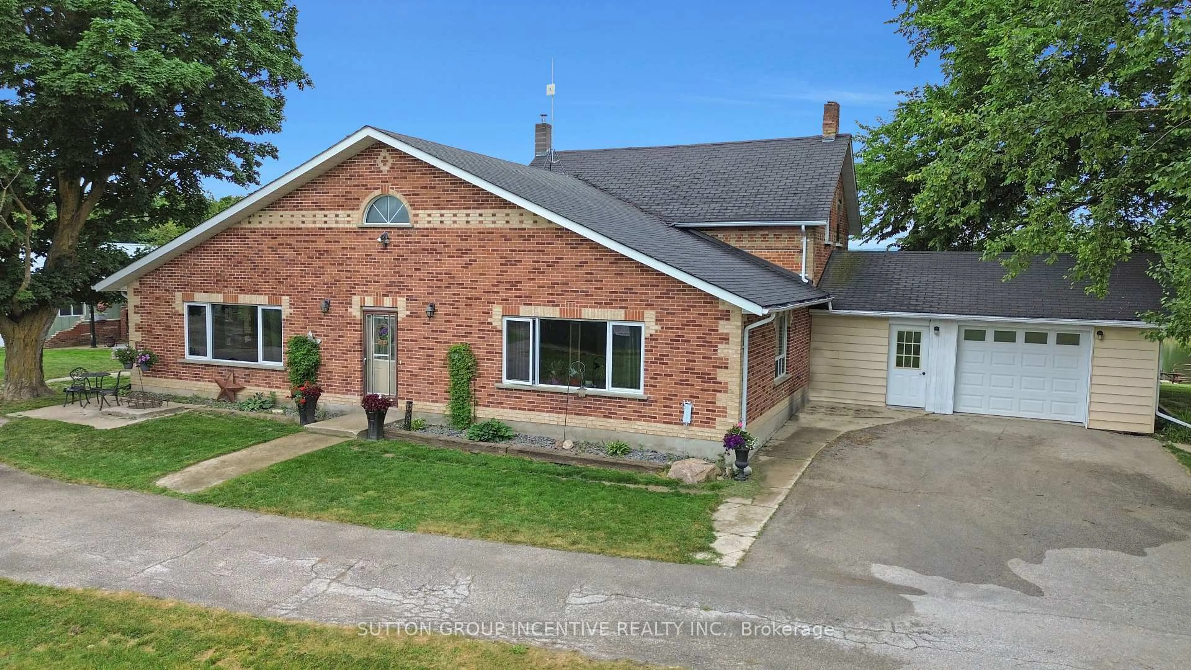 A pic from outside/outdoor area/front of a property/back of a property/a pic from drone, street for 6511 21/22 Nottawasaga Sdrd, Clearview Ontario L0M 1S0