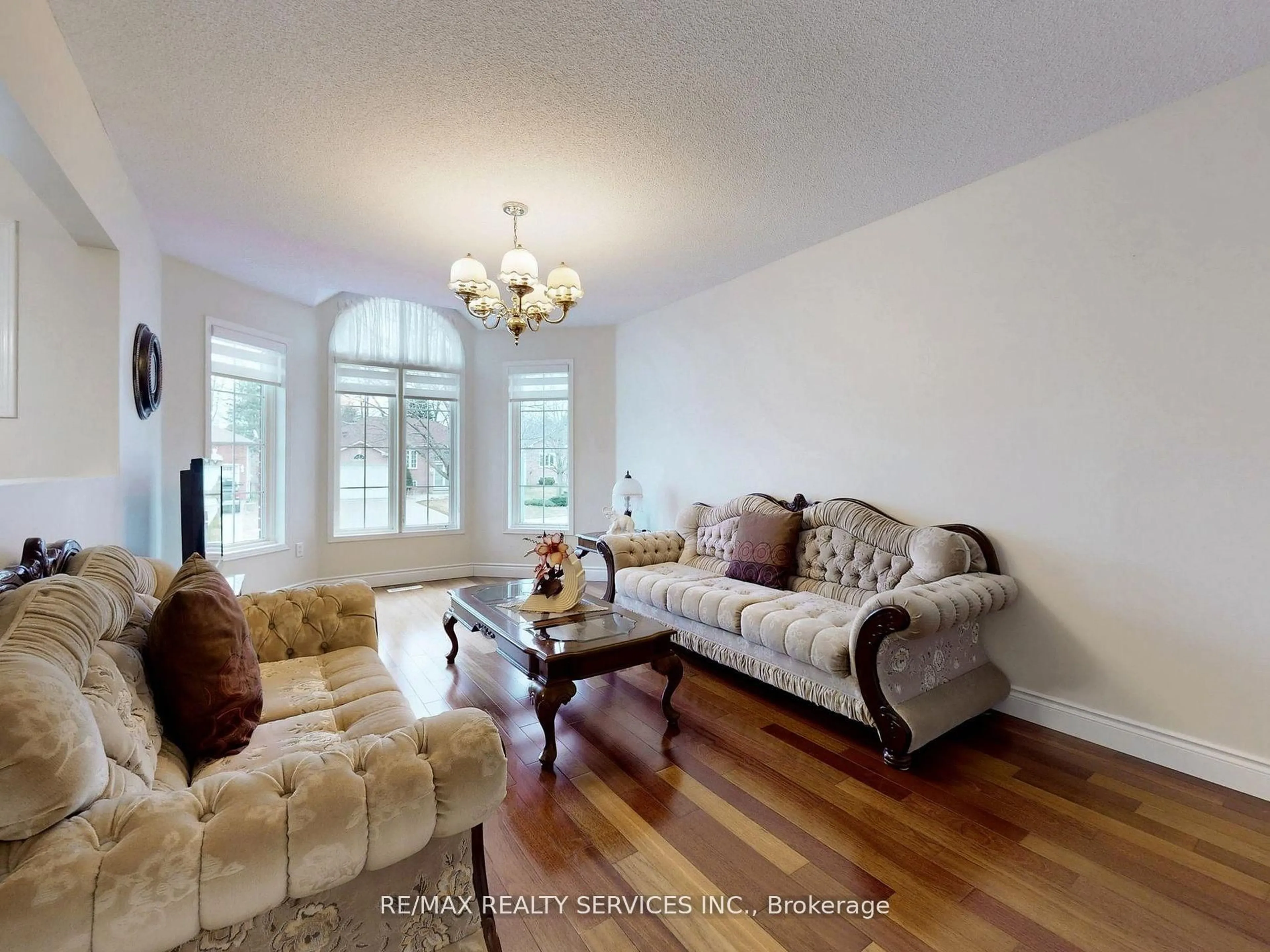 Living room with furniture, wood/laminate floor for 10 Bush Cres, Wasaga Beach Ontario L9Z 1M3