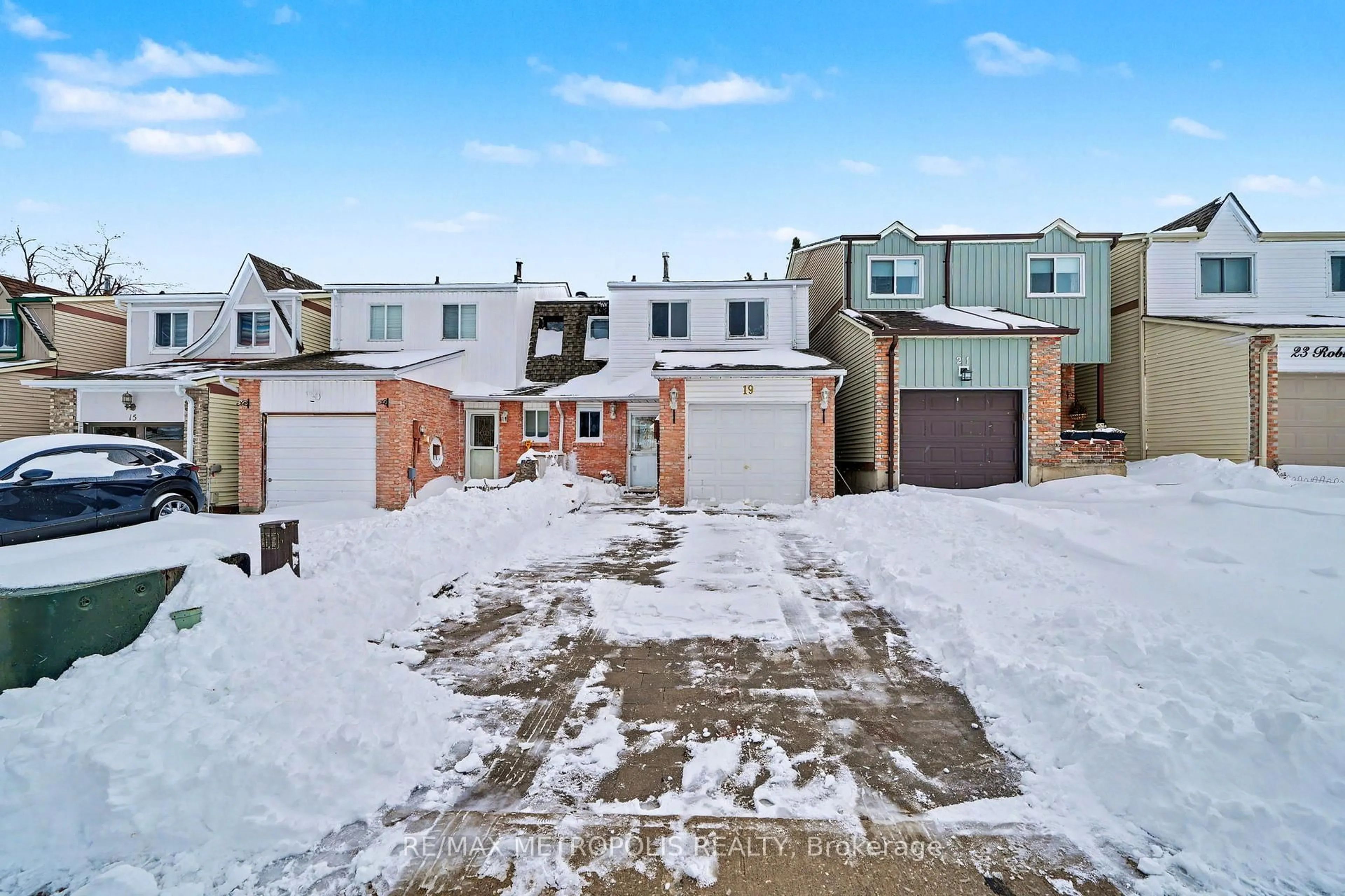 A pic from outside/outdoor area/front of a property/back of a property/a pic from drone, street for 19 Robin Crt, Barrie Ontario L4M 5L9