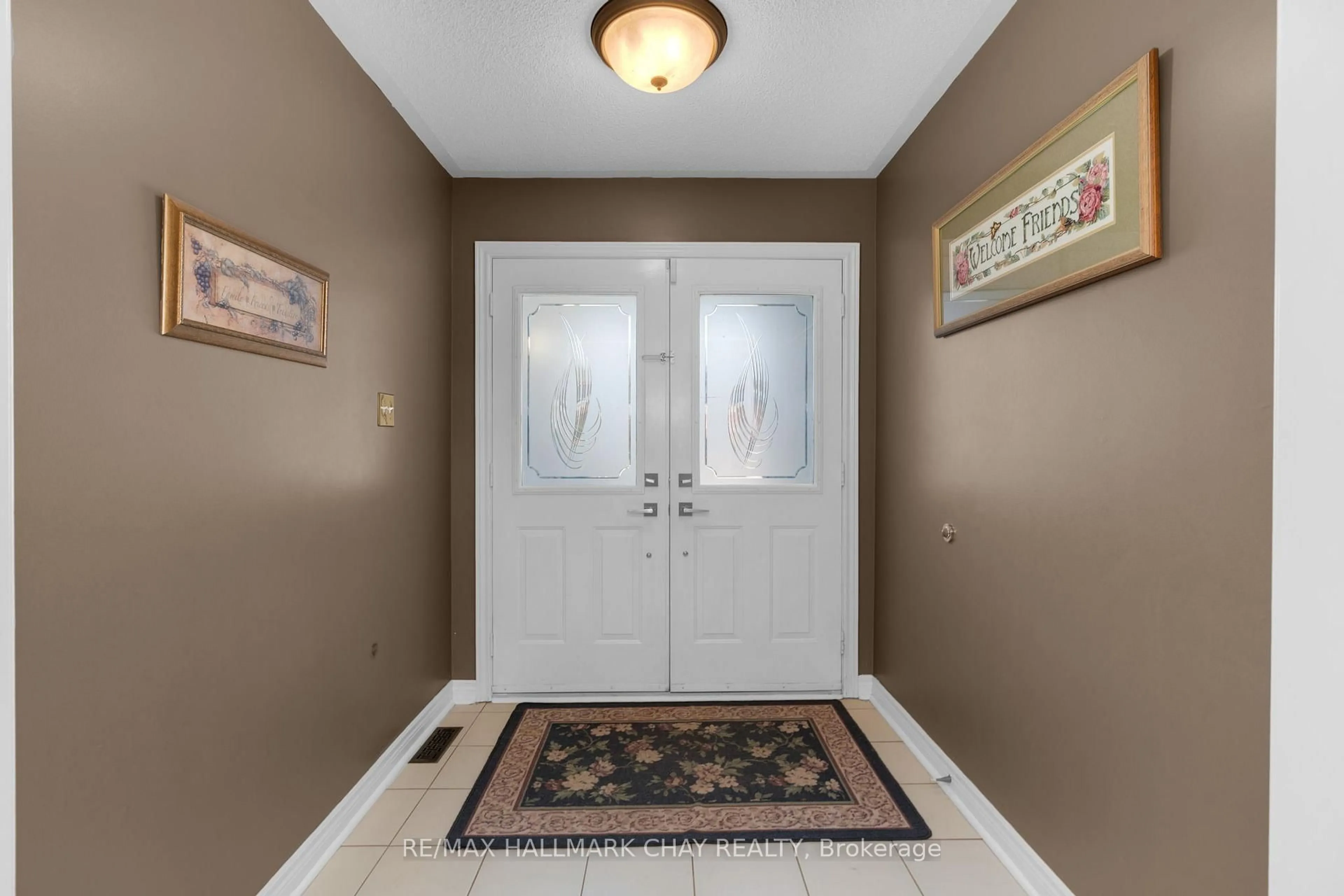 Indoor entryway for 82 Bishop Dr, Barrie Ontario L4N 7P4