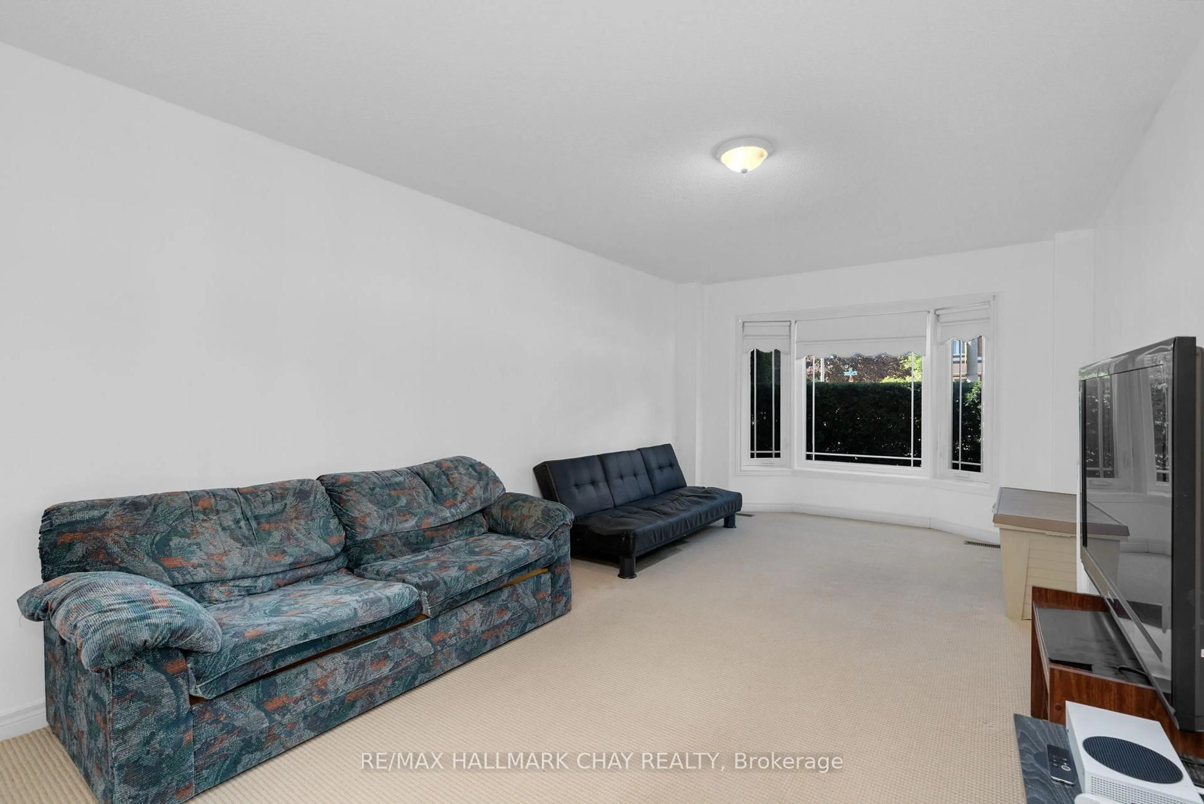 Living room with furniture, unknown for 82 Bishop Dr, Barrie Ontario L4N 7P4