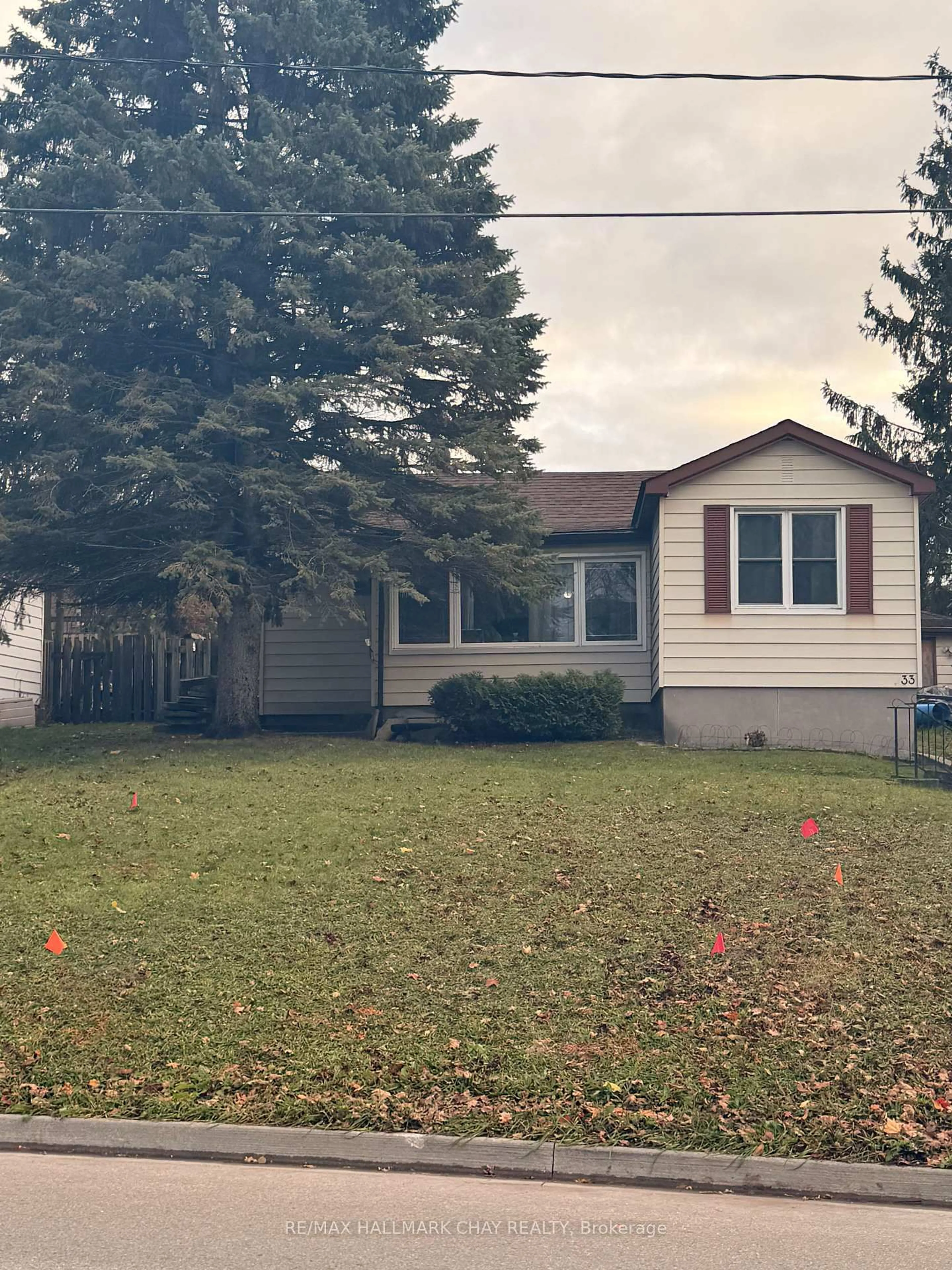 Home with vinyl exterior material, street for 33 Baldwin Lane, Barrie Ontario L4N 2W2