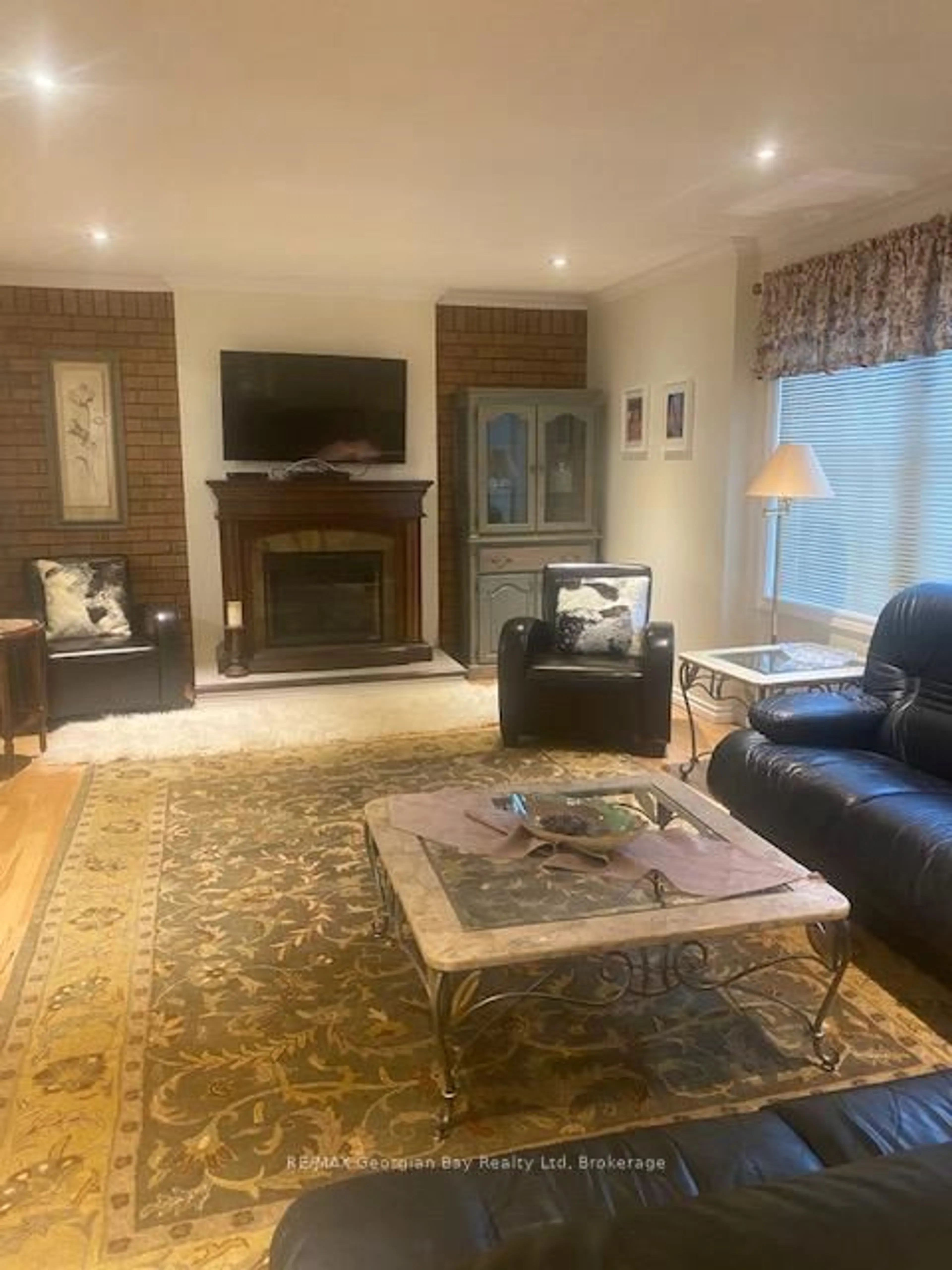 Living room with furniture, unknown for 140 Wolfe Tr, Tiny Ontario L9M 0H7