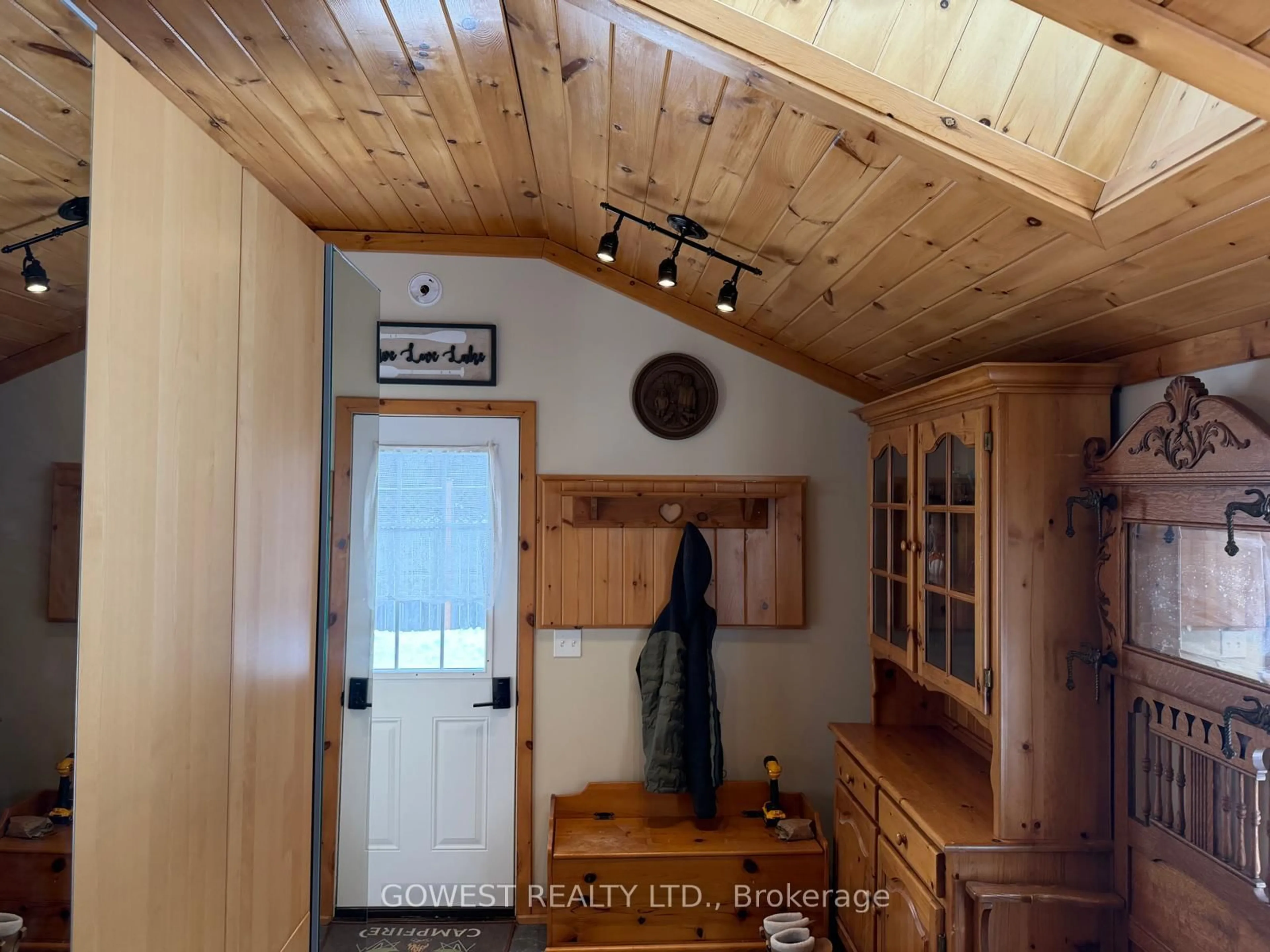 Indoor entryway for 12988 County 16 RR#2 Rd, Severn Ontario L0K 2C0