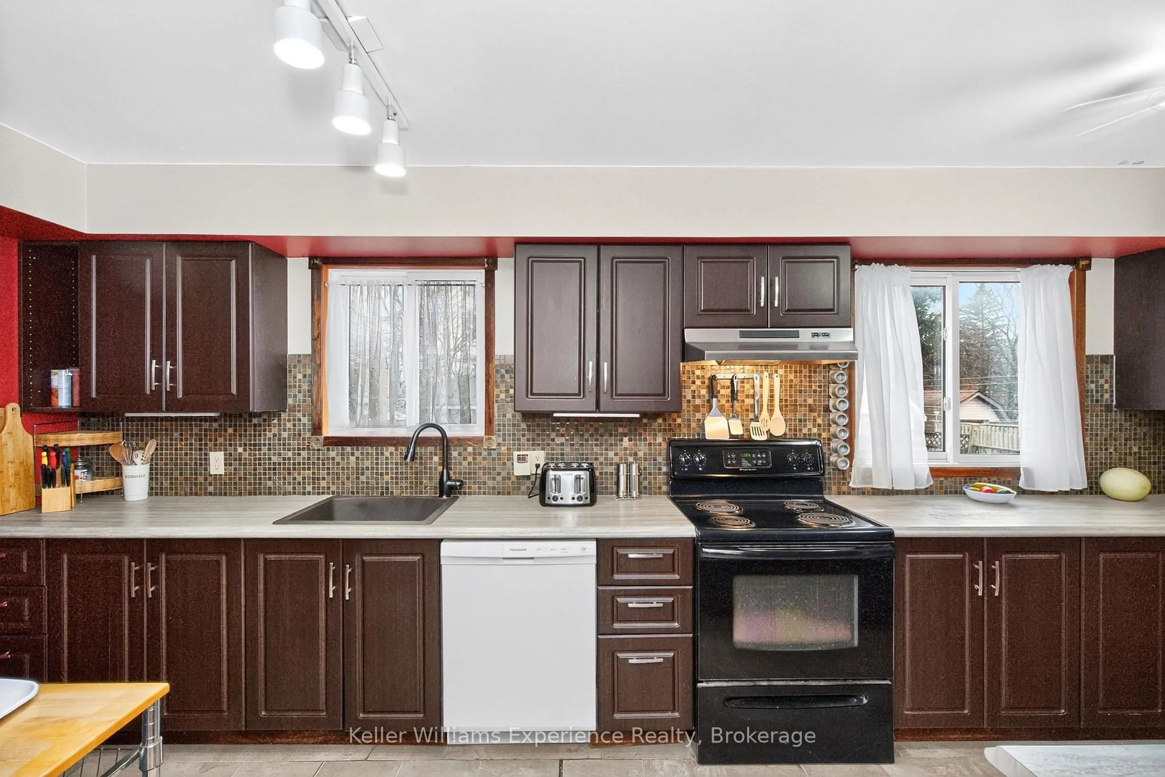 Open concept kitchen, ceramic/tile floor for 4 Dunlop St, Penetanguishene Ontario L9M 1J2