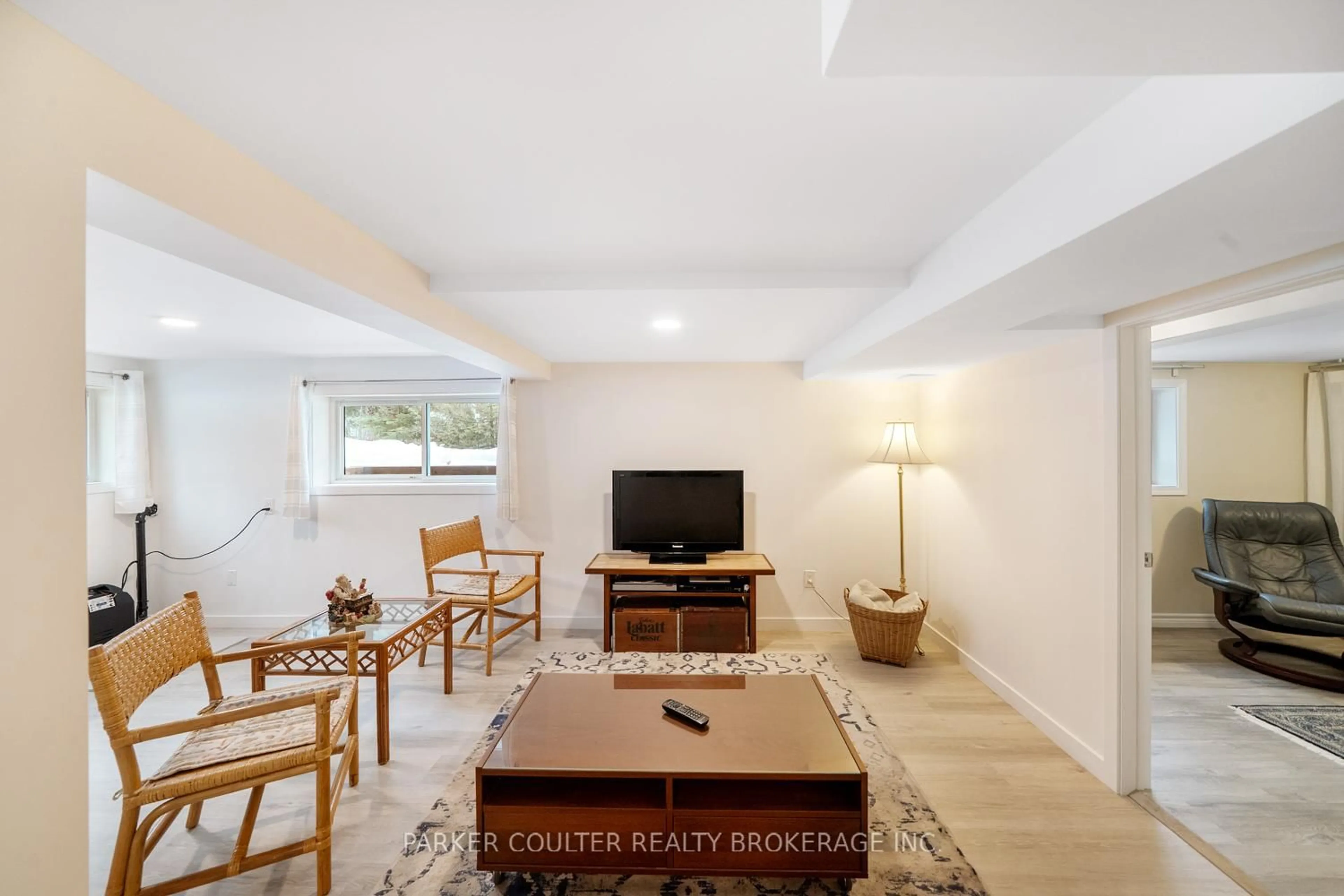 Living room with furniture, unknown for 11 Duquette Crt, Tiny Ontario L9M 0H3