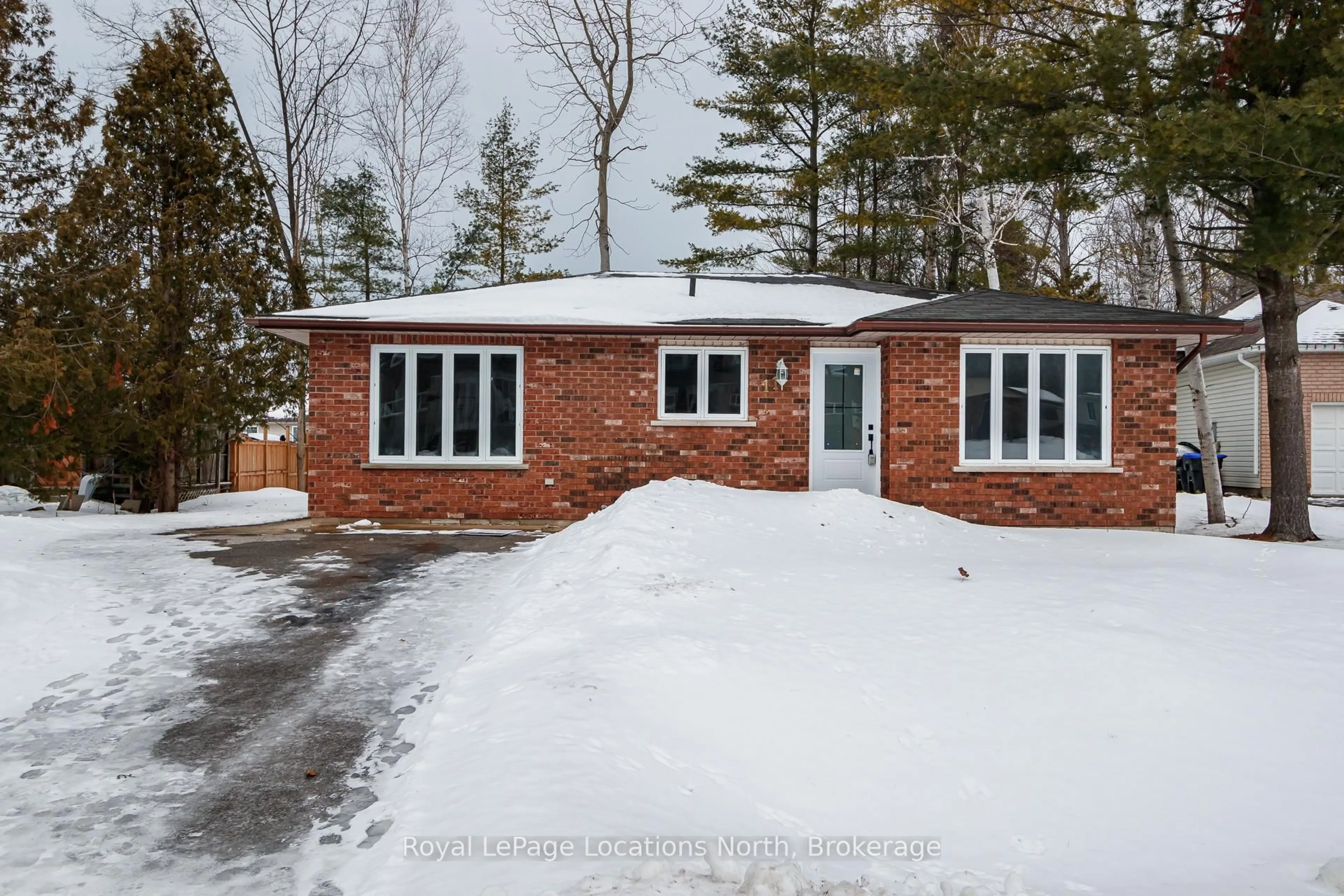 Home with brick exterior material, street for 11 Lisbon Crt, Wasaga Beach Ontario L9Z 1L2