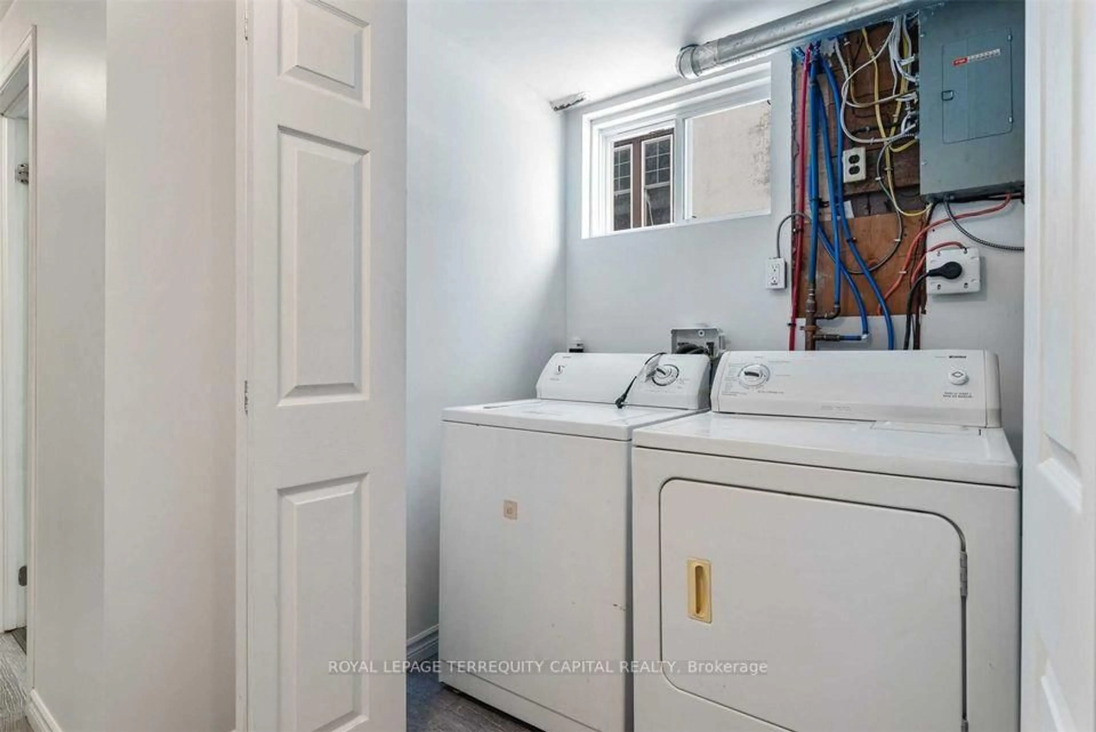 Laundry room for 12 Boys St, Barrie Ontario L4N 1Z8