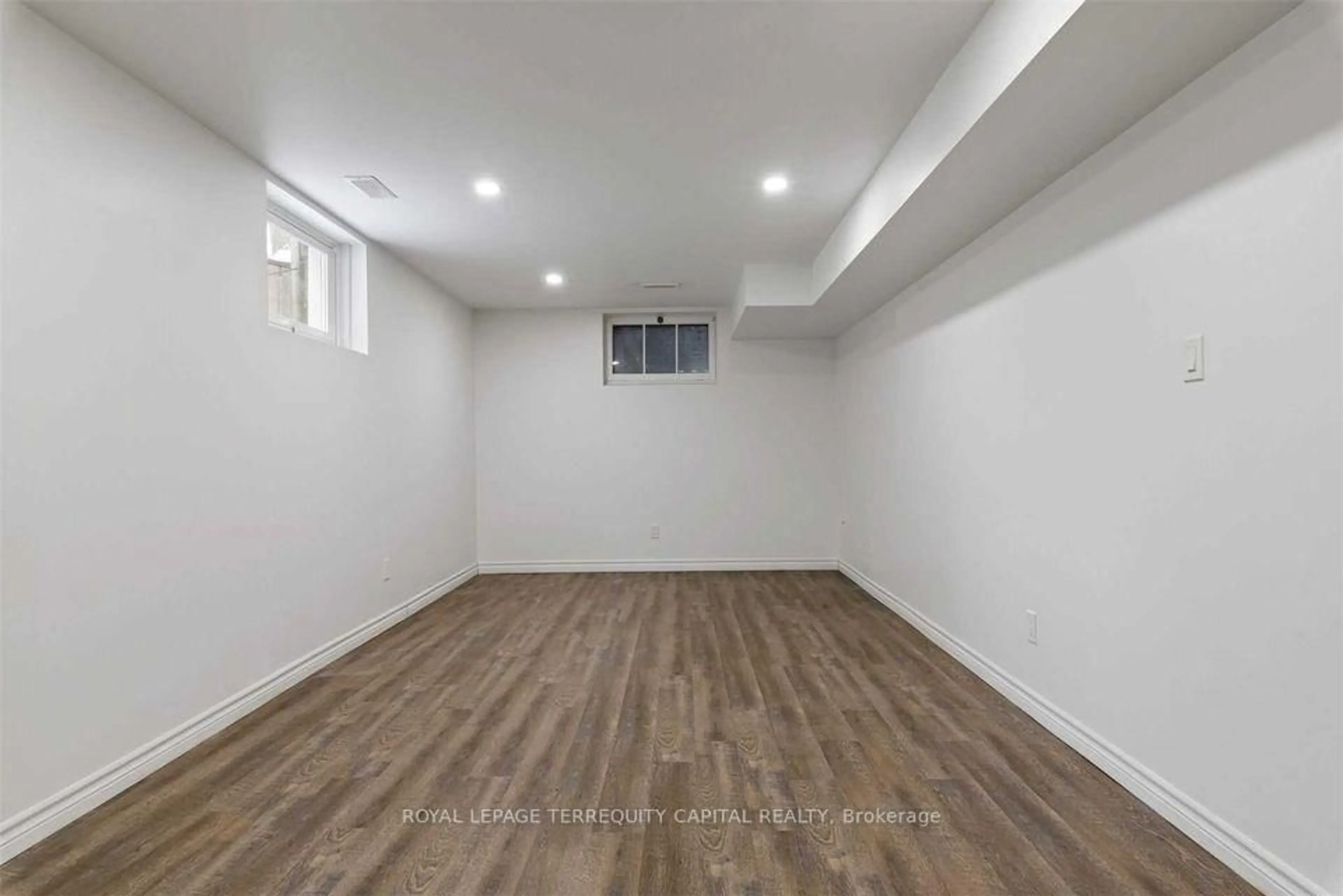 A pic of a room for 12 Boys St, Barrie Ontario L4N 1Z8