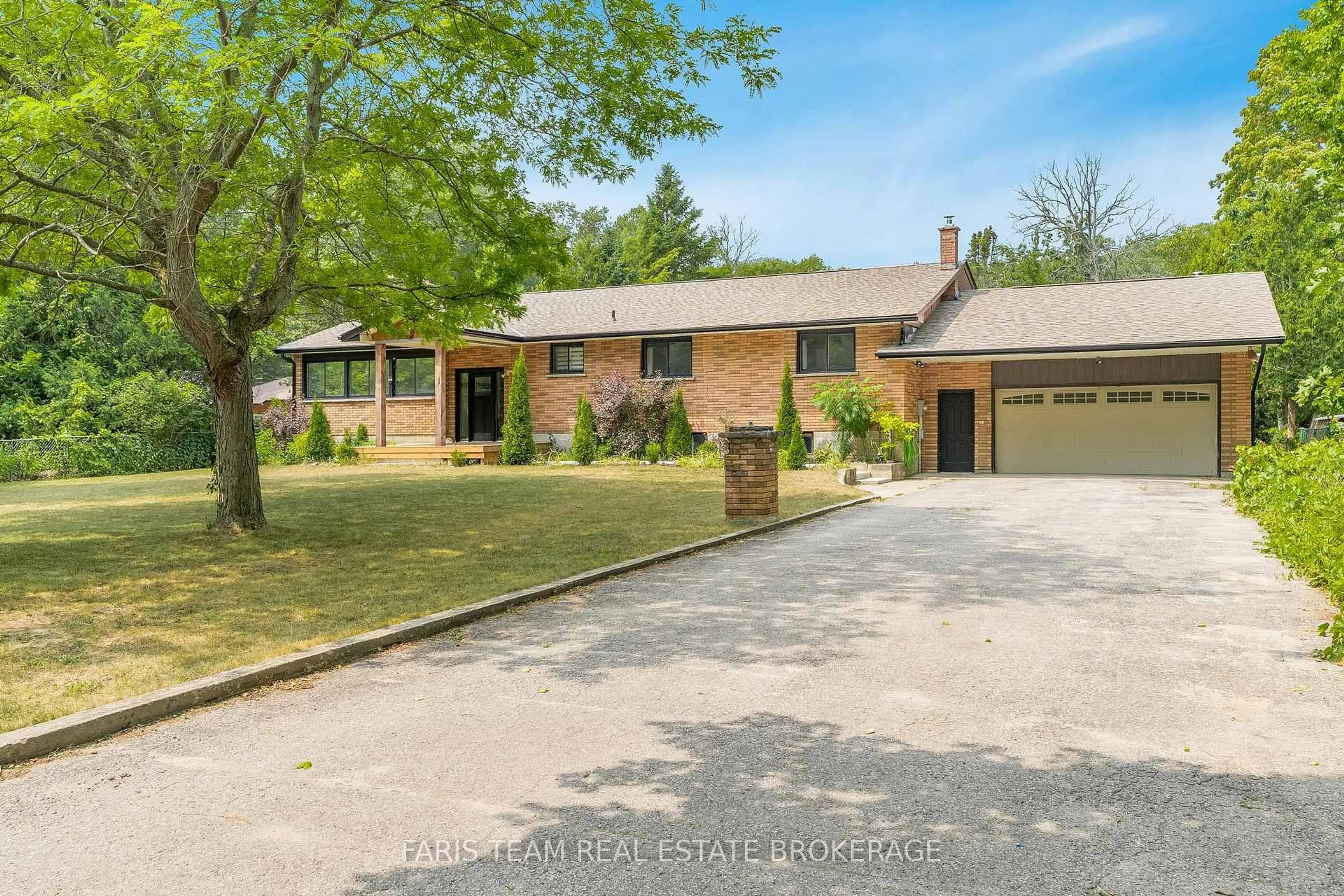 A pic from outside/outdoor area/front of a property/back of a property/a pic from drone, street for 256 Knox Rd, Wasaga Beach Ontario L9Z 2T5