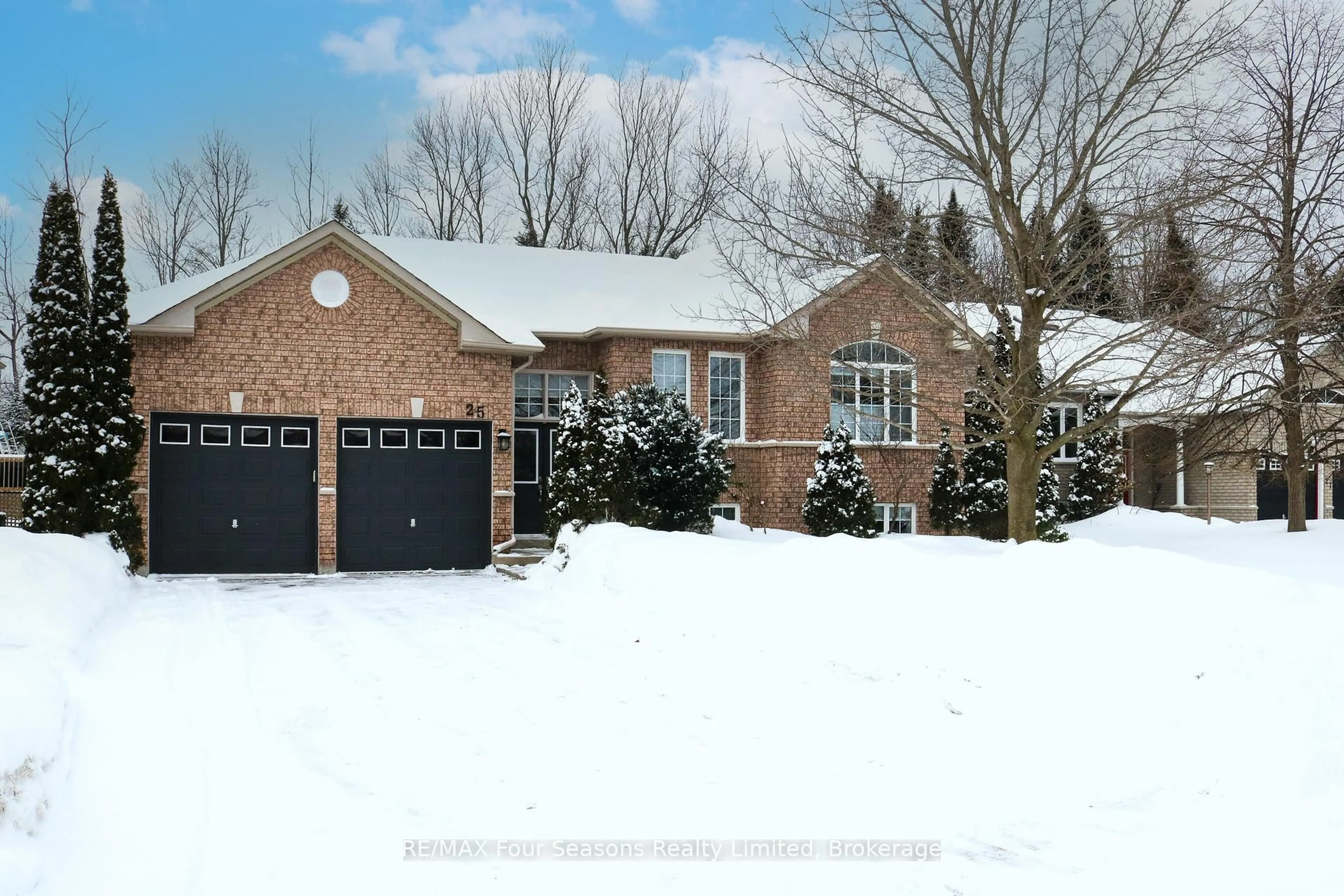 Home with brick exterior material, street for 25 Silversands Cres, Wasaga Beach Ontario L9Z 1P8