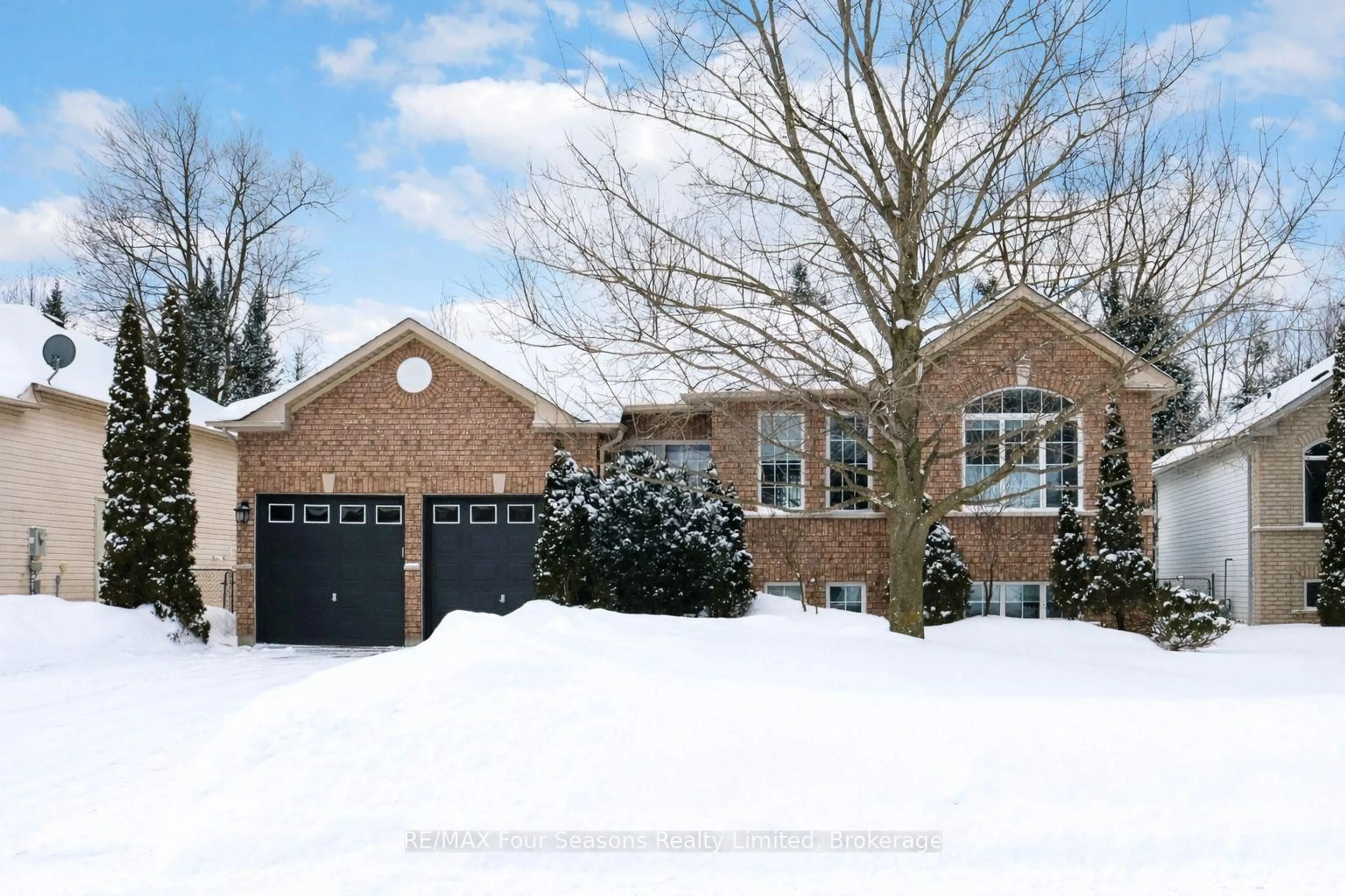 Home with brick exterior material, street for 25 Silversands Cres, Wasaga Beach Ontario L9Z 1P8