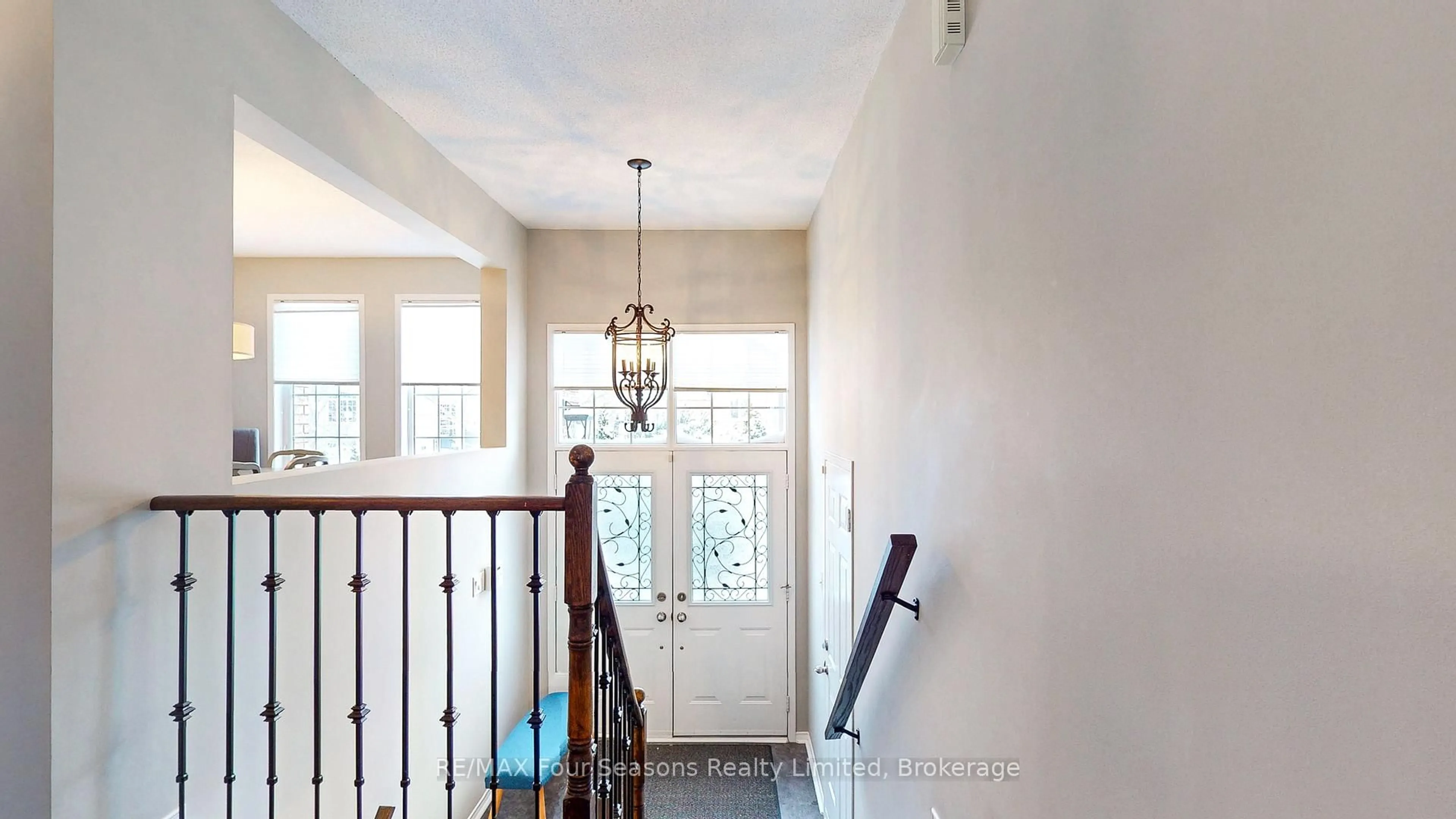 Indoor entryway for 25 Silversands Cres, Wasaga Beach Ontario L9Z 1P8