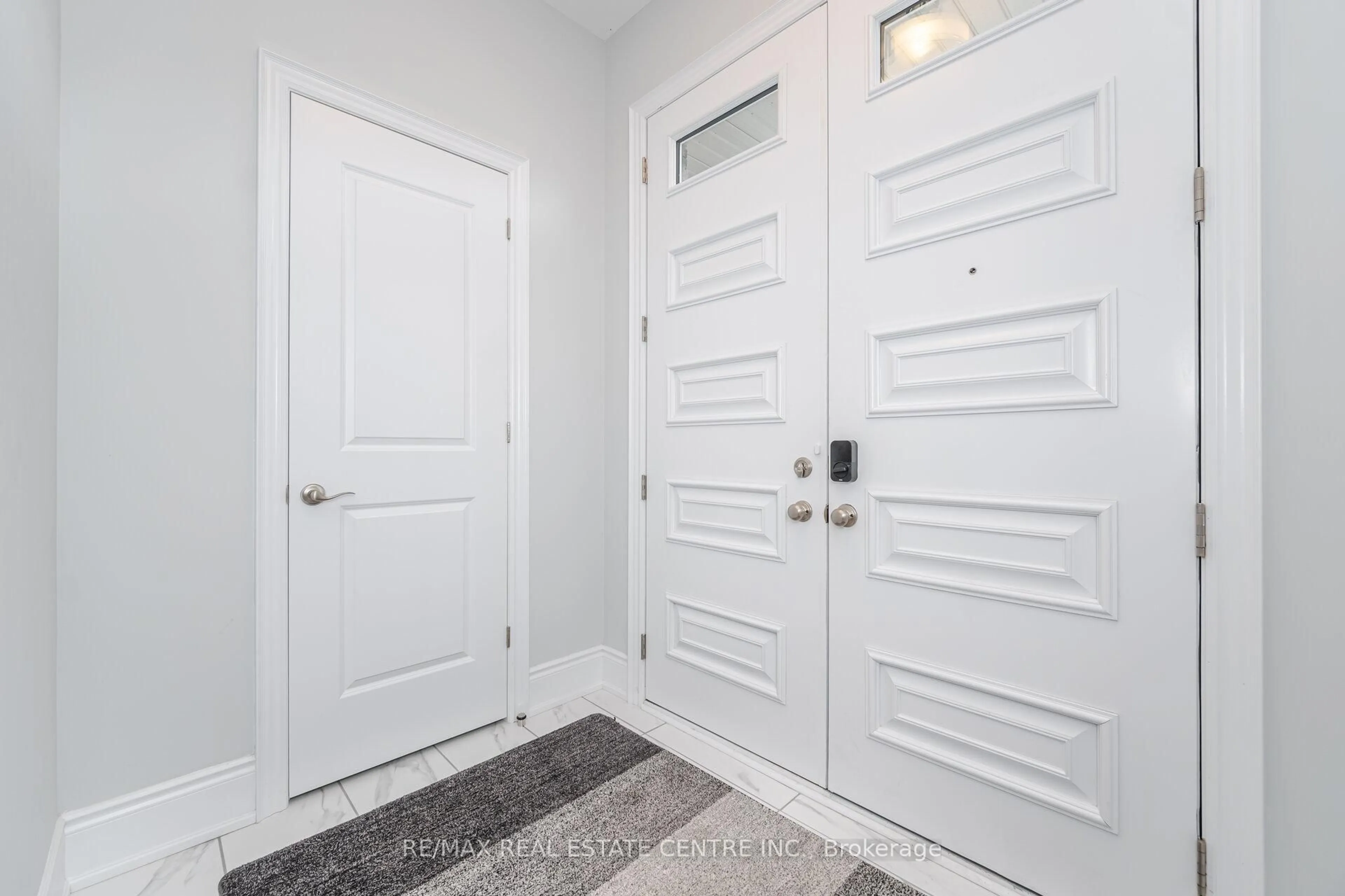 Indoor entryway for 37 Periwinkle Rd, Springwater Ontario L9X 2C8