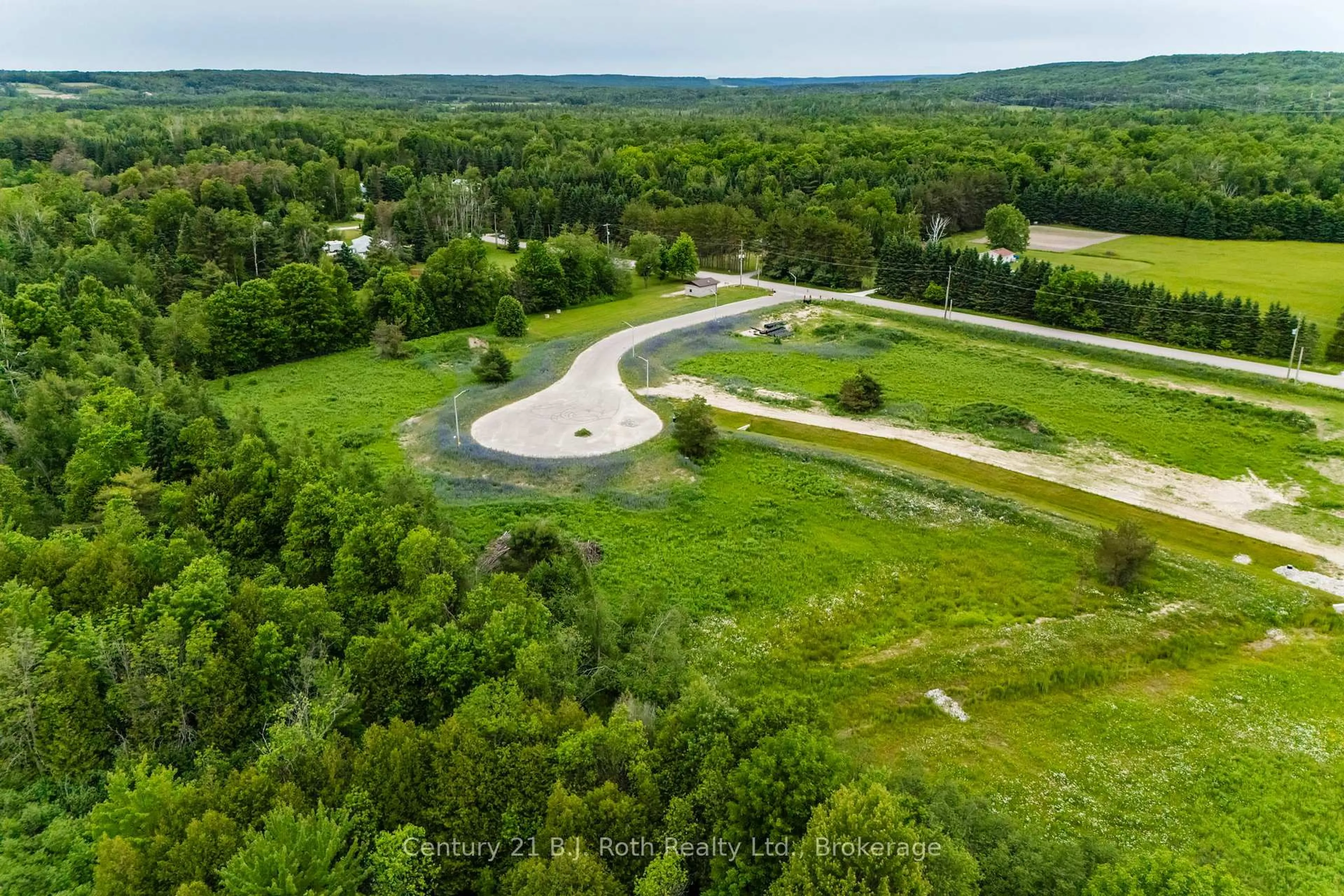 A pic from outside/outdoor area/front of a property/back of a property/a pic from drone, unknown for 13 Greenlaw Crt, Springwater Ontario L0L 1V0