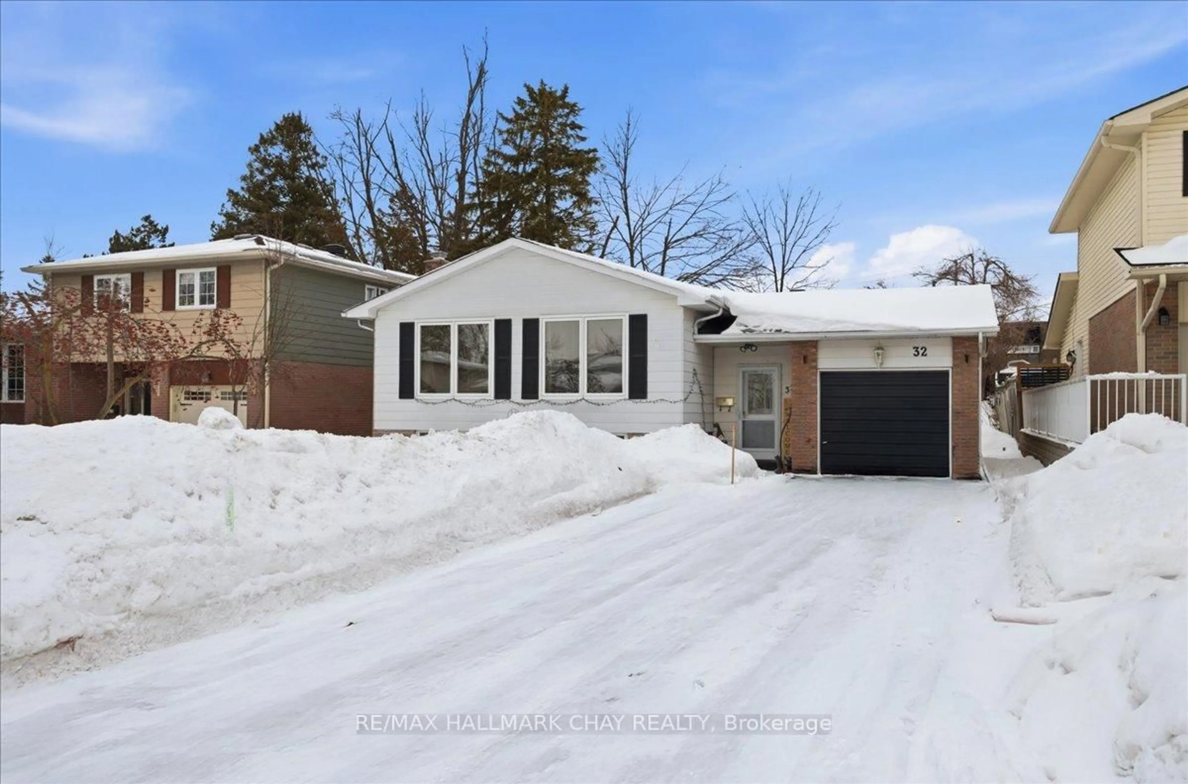 Home with brick exterior material, street for 32 Cynthia Crt, Barrie Ontario L4M 2X4