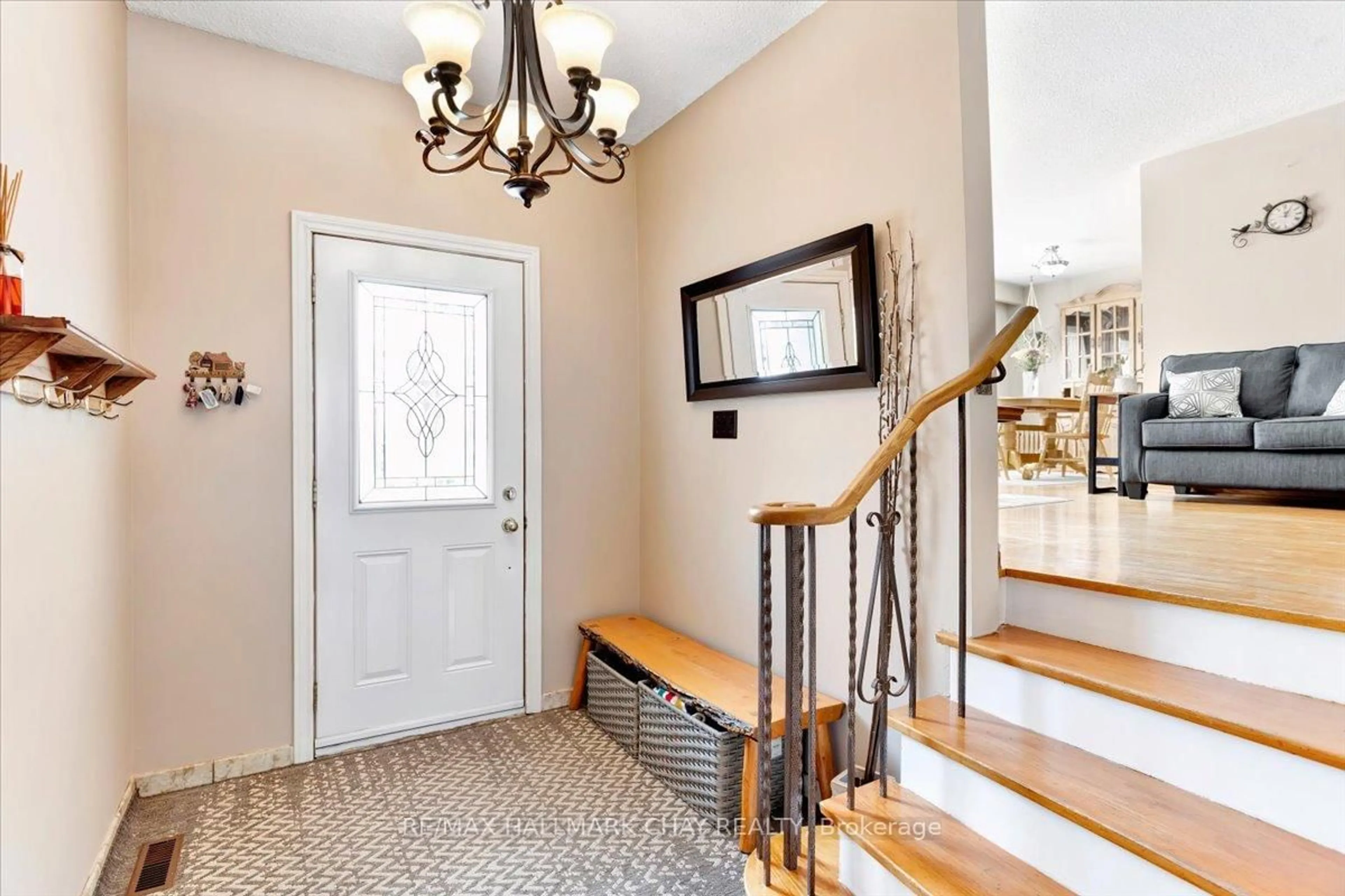 Indoor entryway for 32 Cynthia Crt, Barrie Ontario L4M 2X4