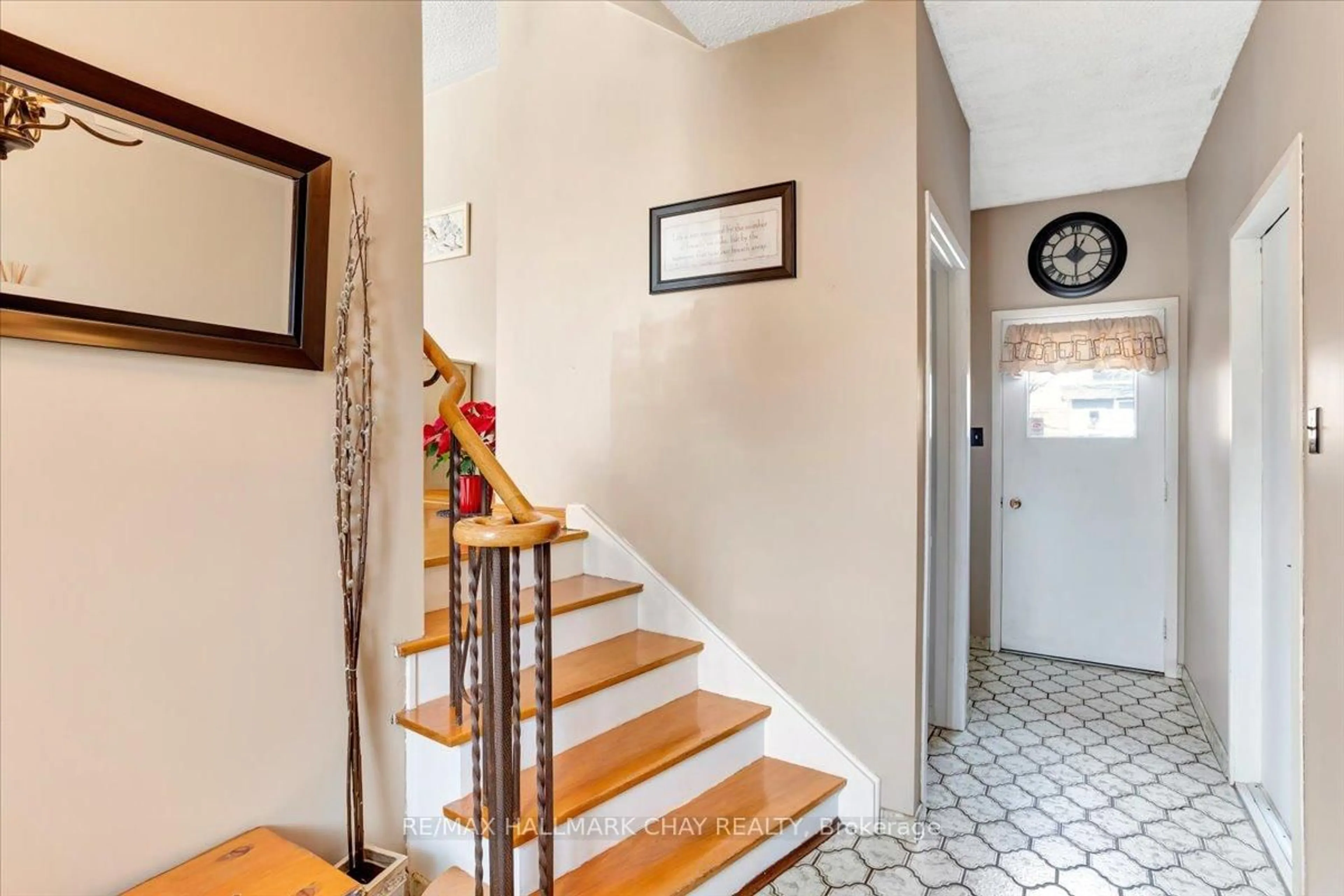 Indoor entryway for 32 Cynthia Crt, Barrie Ontario L4M 2X4