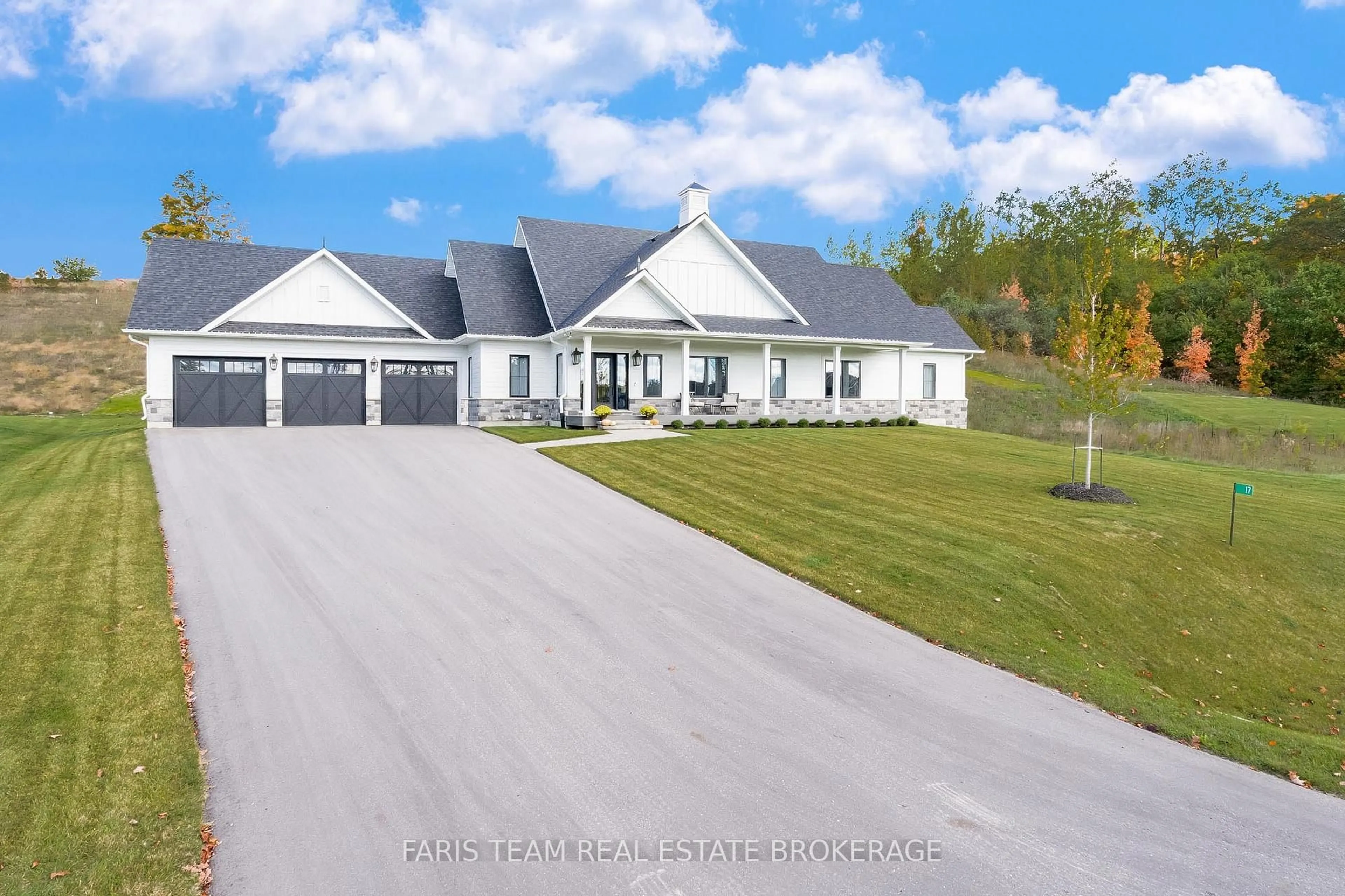 A pic from outside/outdoor area/front of a property/back of a property/a pic from drone, unknown for 17 Clydesdale Crt, Oro-Medonte Ontario L0K 1E0