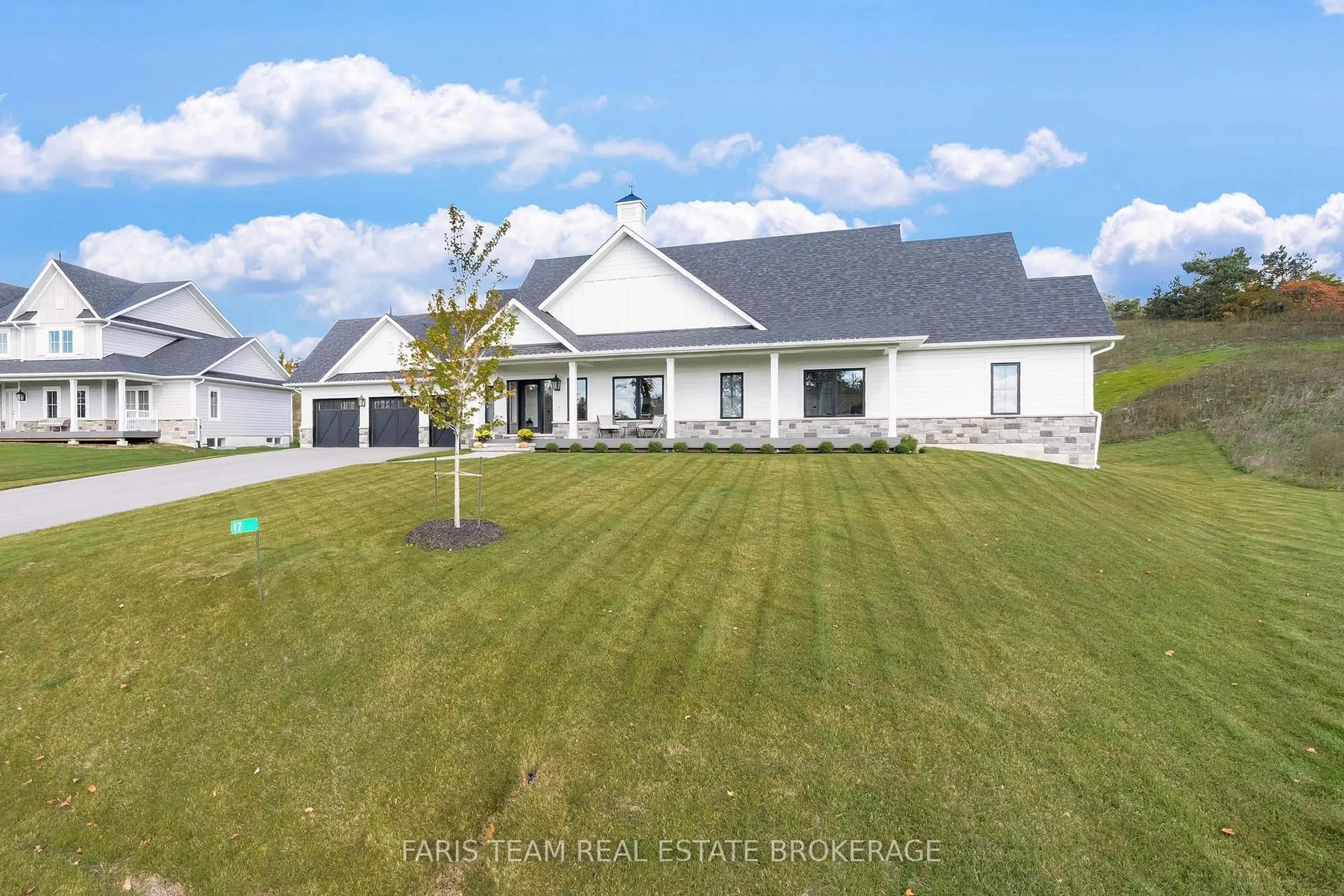 A pic from outside/outdoor area/front of a property/back of a property/a pic from drone, unknown for 17 Clydesdale Crt, Oro-Medonte Ontario L0K 1E0