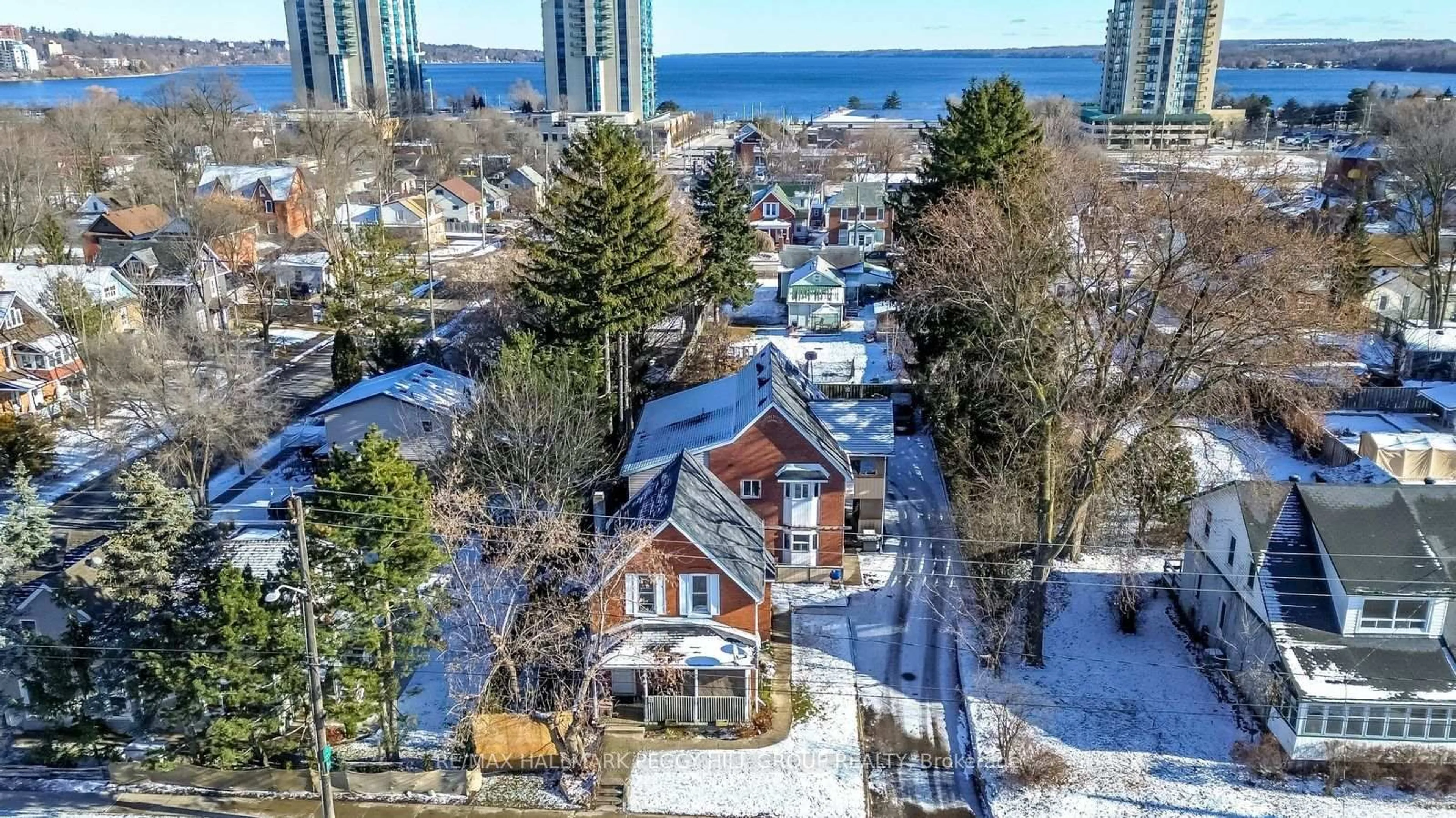 A pic from outside/outdoor area/front of a property/back of a property/a pic from drone, unknown for 81 Innisfil St, Barrie Ontario L4N 3E3