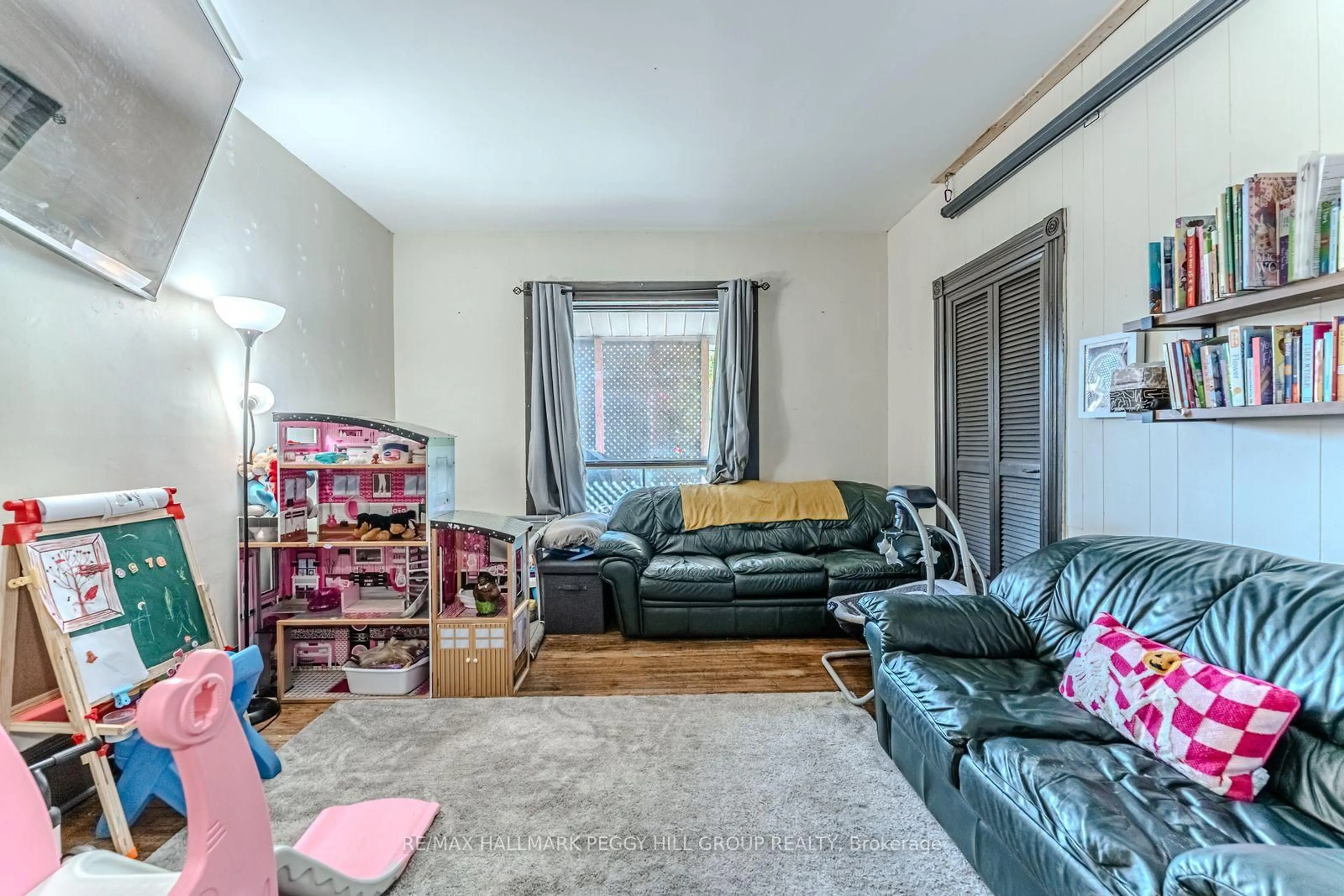Living room with furniture, unknown for 81 Innisfil St, Barrie Ontario L4N 3E3