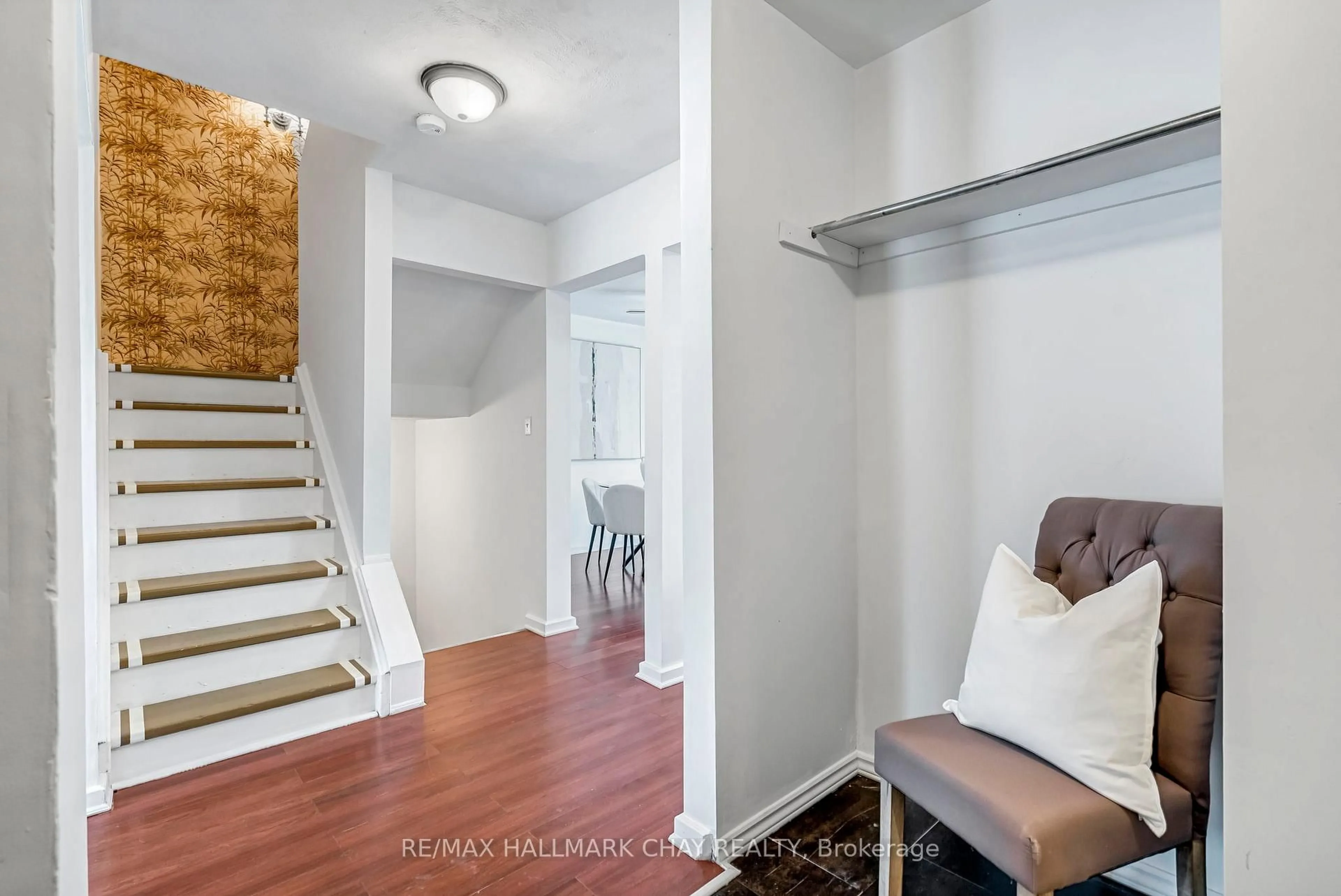 Indoor entryway for 28 Wilde Pl, Barrie Ontario L4N 4W7