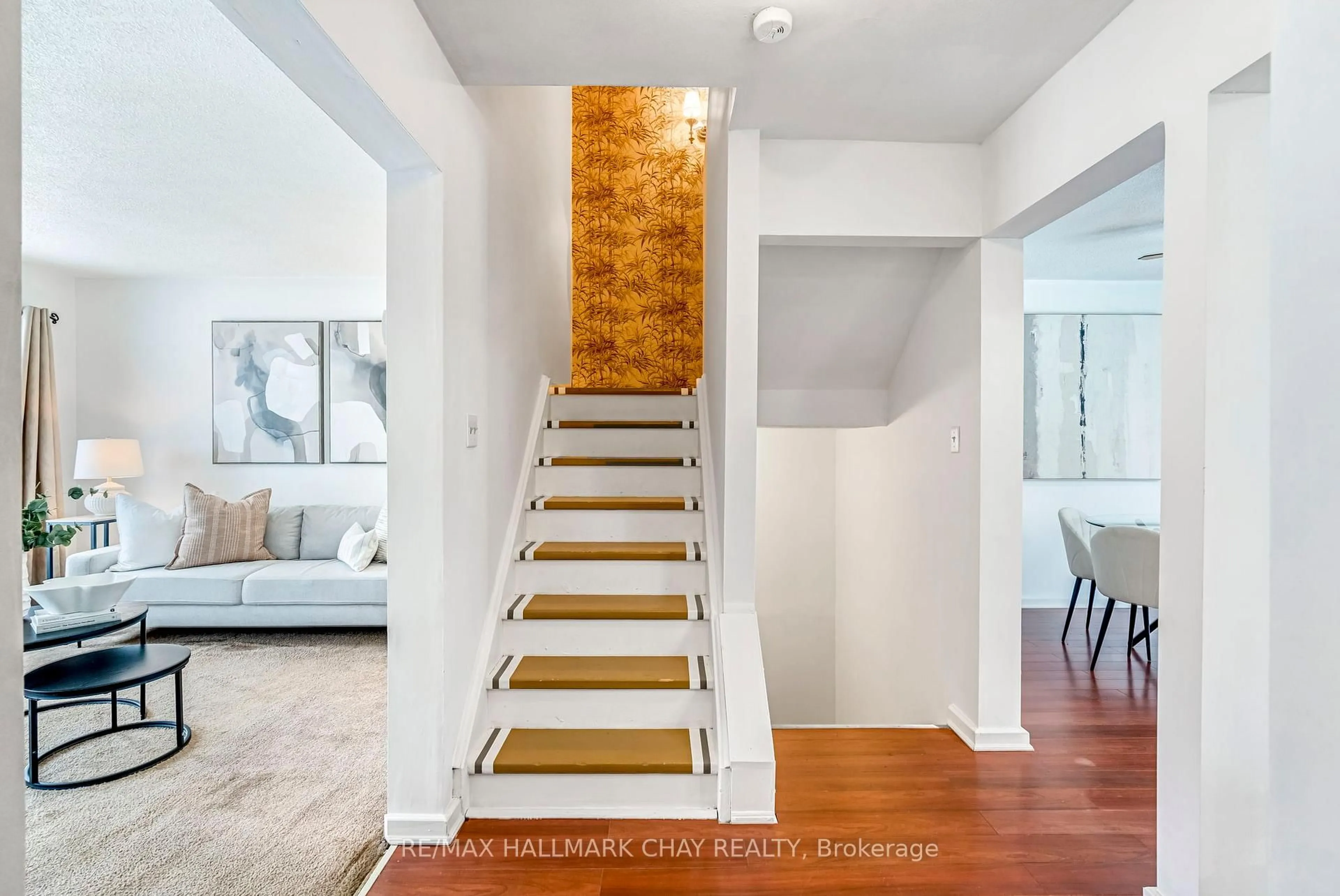 Indoor entryway for 28 Wilde Pl, Barrie Ontario L4N 4W7