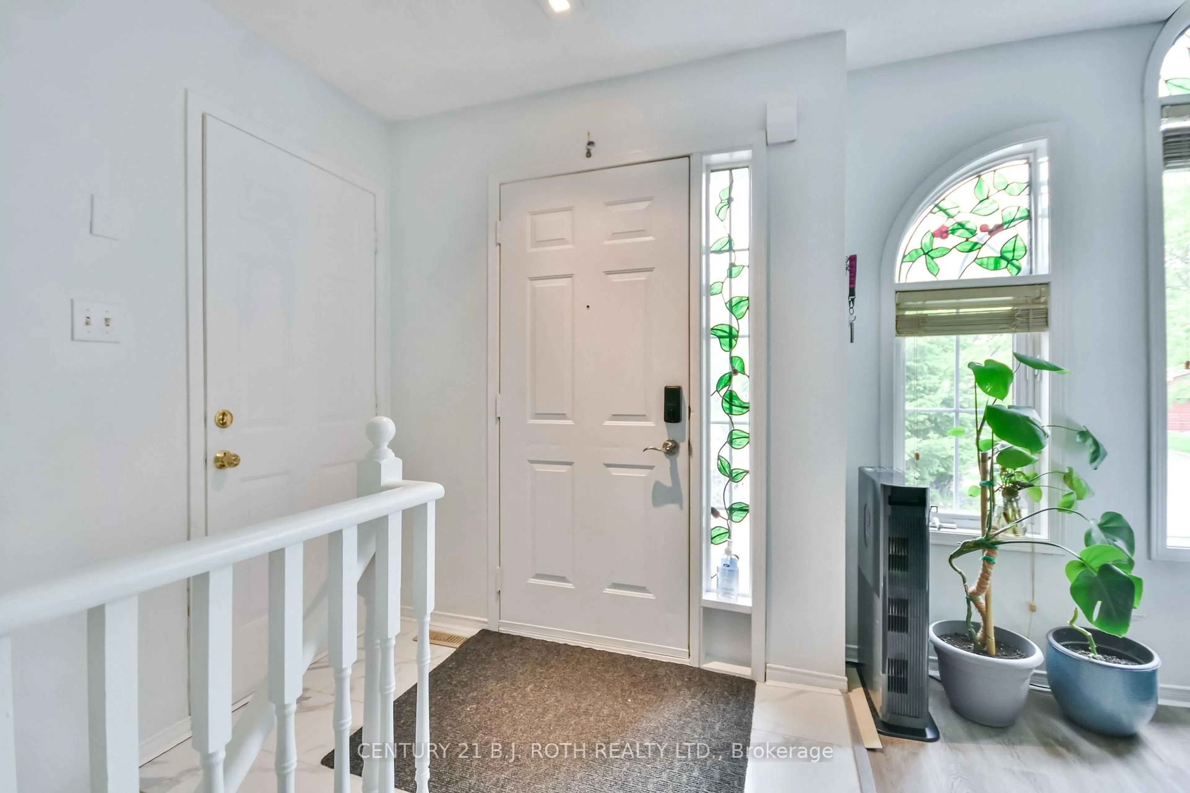 Indoor entryway for 37 Nicholson Dr, Barrie Ontario L4N 8L7