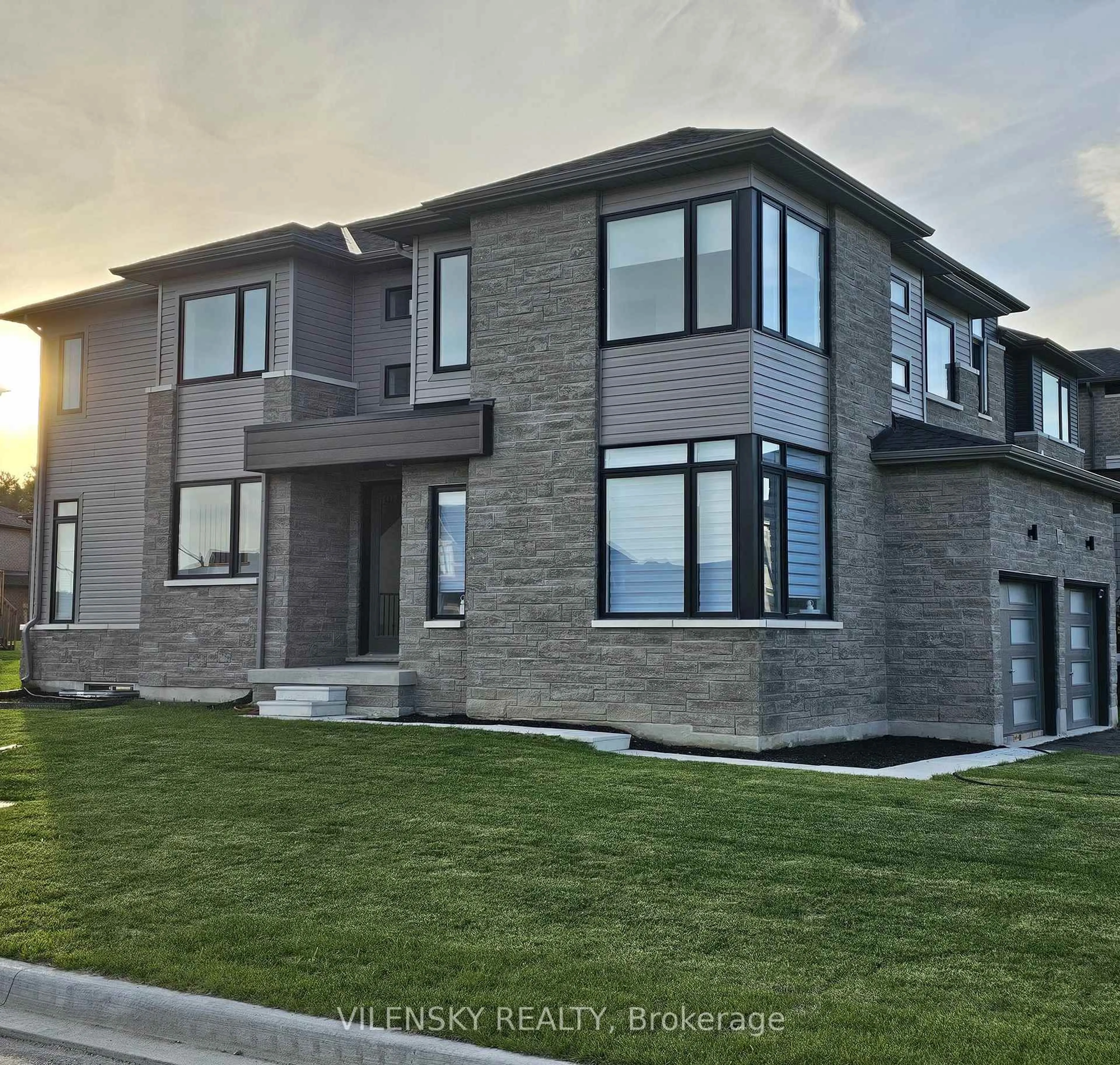 Home with brick exterior material, street for 14 TRAN St, Wasaga Beach Ontario L9Z 0M9