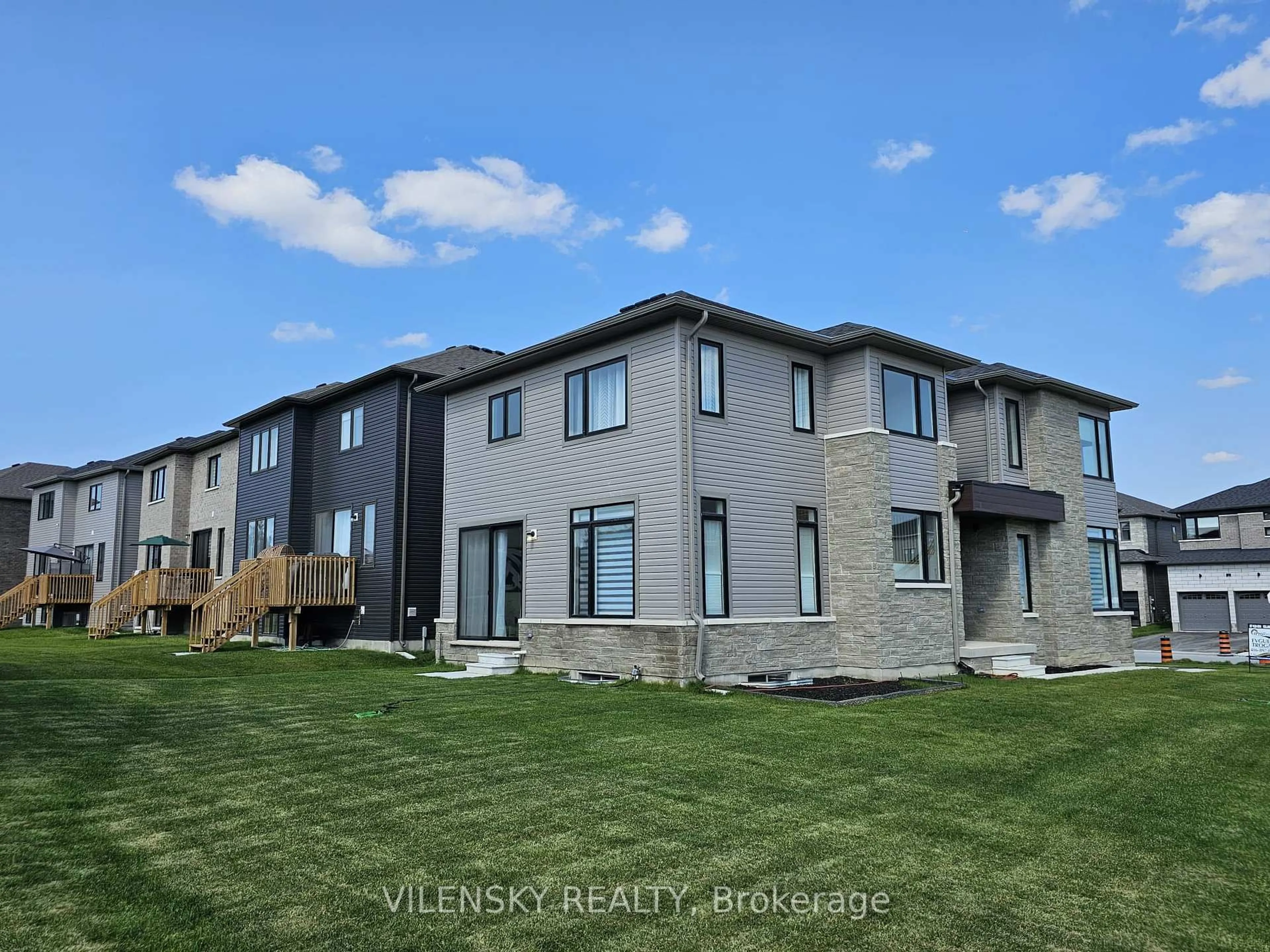 A pic from outside/outdoor area/front of a property/back of a property/a pic from drone, mountain view for 14 TRAN St, Wasaga Beach Ontario L9Z 0M9