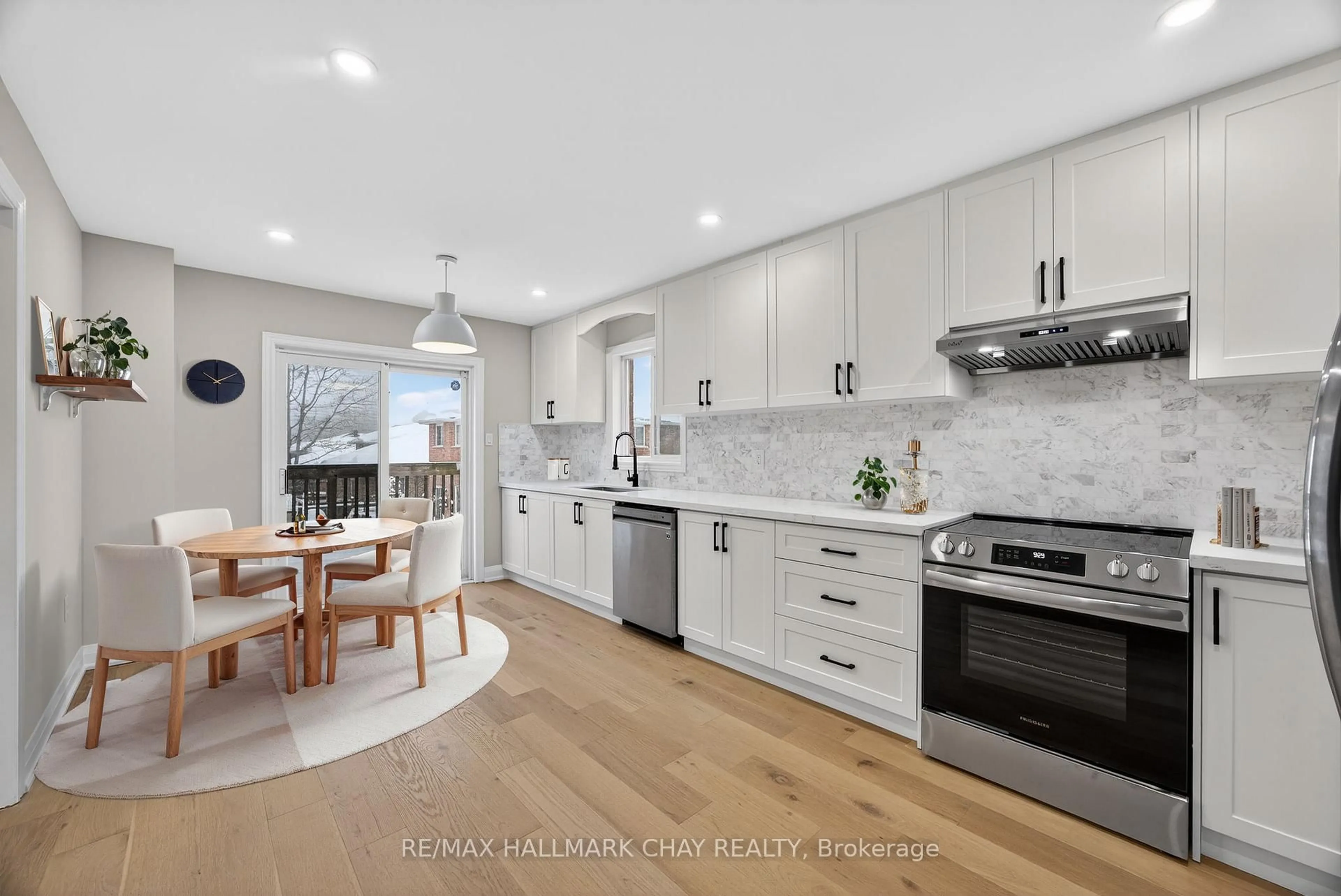 Open concept kitchen, ceramic/tile floor for 32 Bloom Cres, Barrie Ontario L4N 0S8