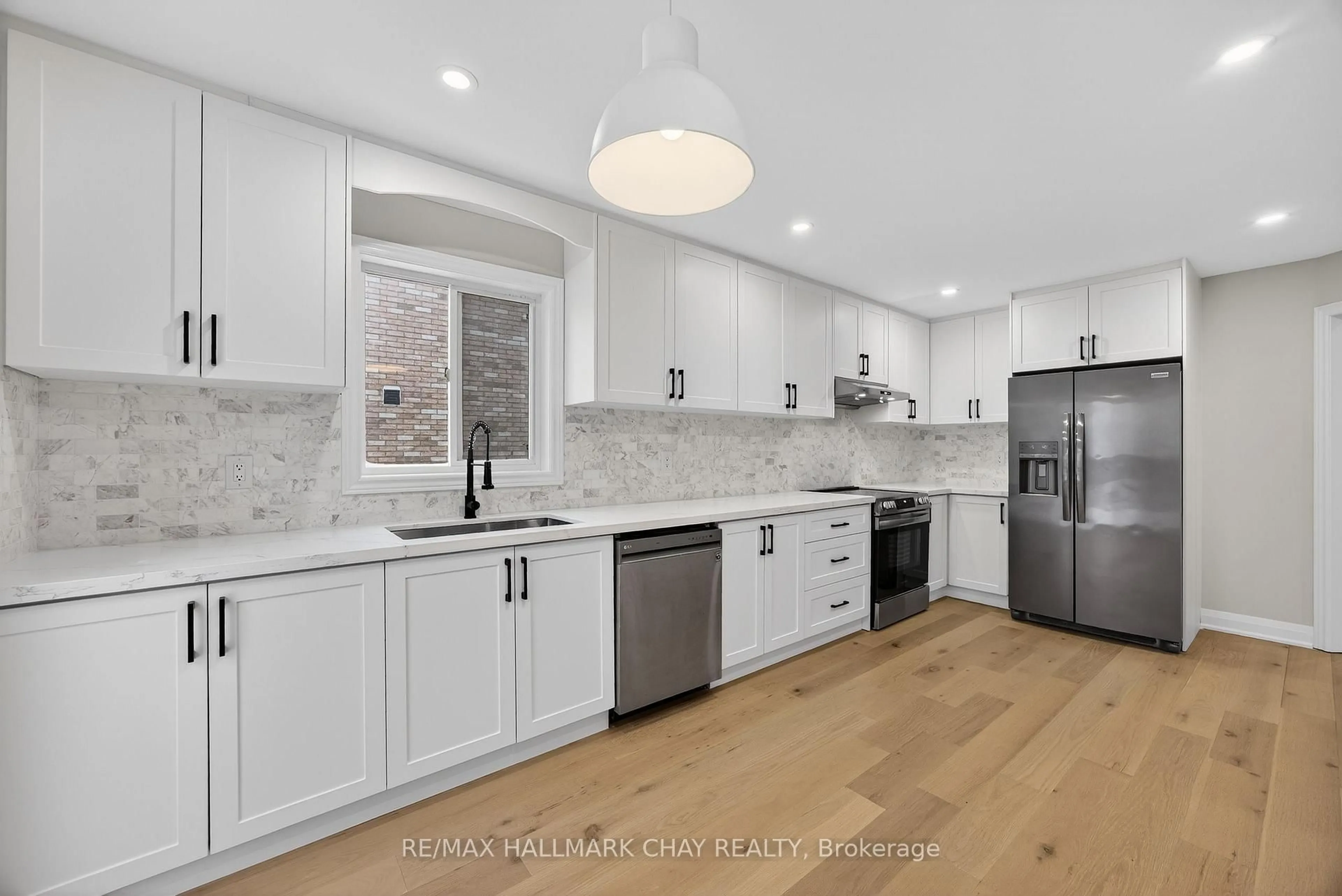 Open concept kitchen, ceramic/tile floor for 32 Bloom Cres, Barrie Ontario L4N 0S8