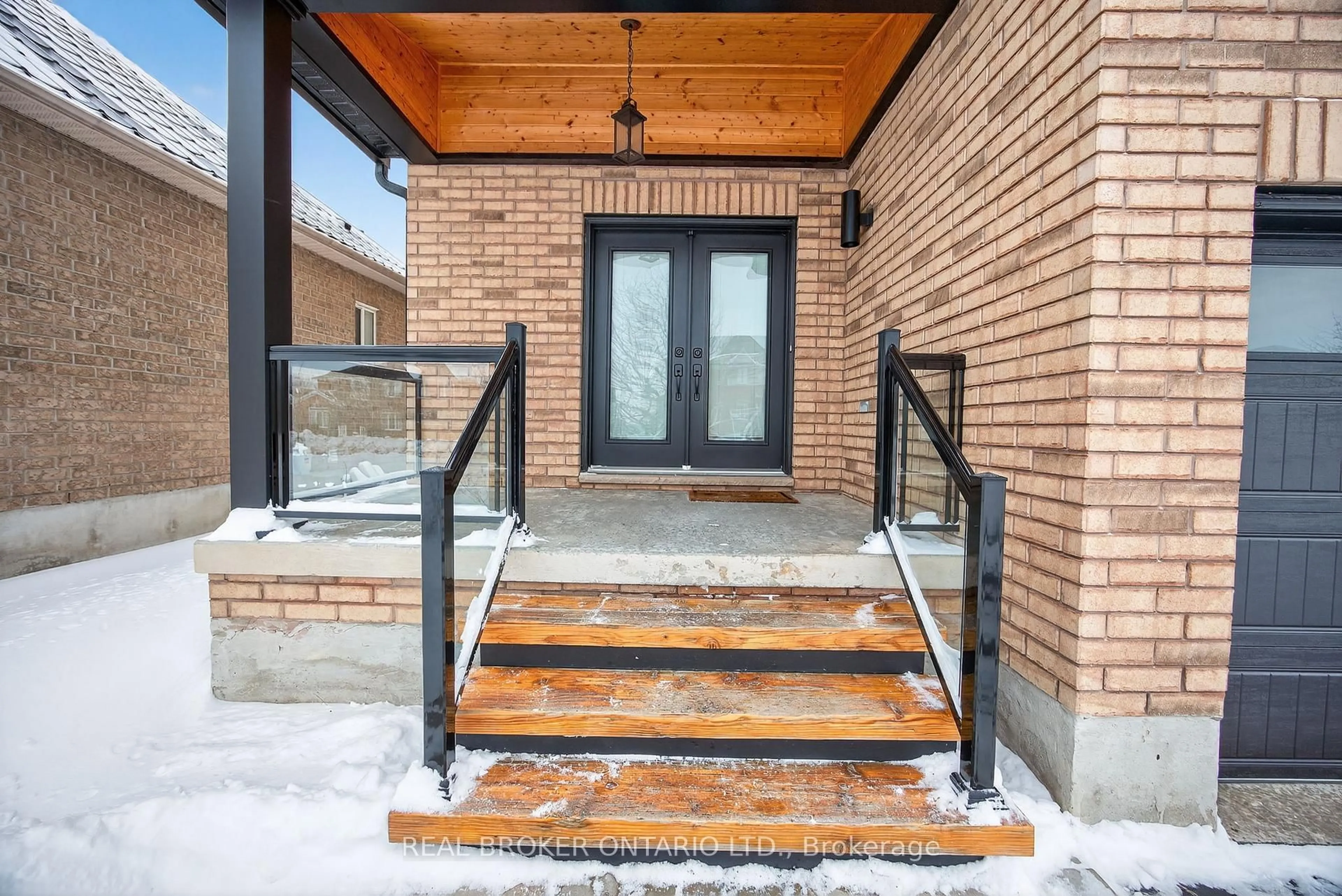 Indoor entryway for 144 Sovereign's Gate, Barrie Ontario L4M 0A3