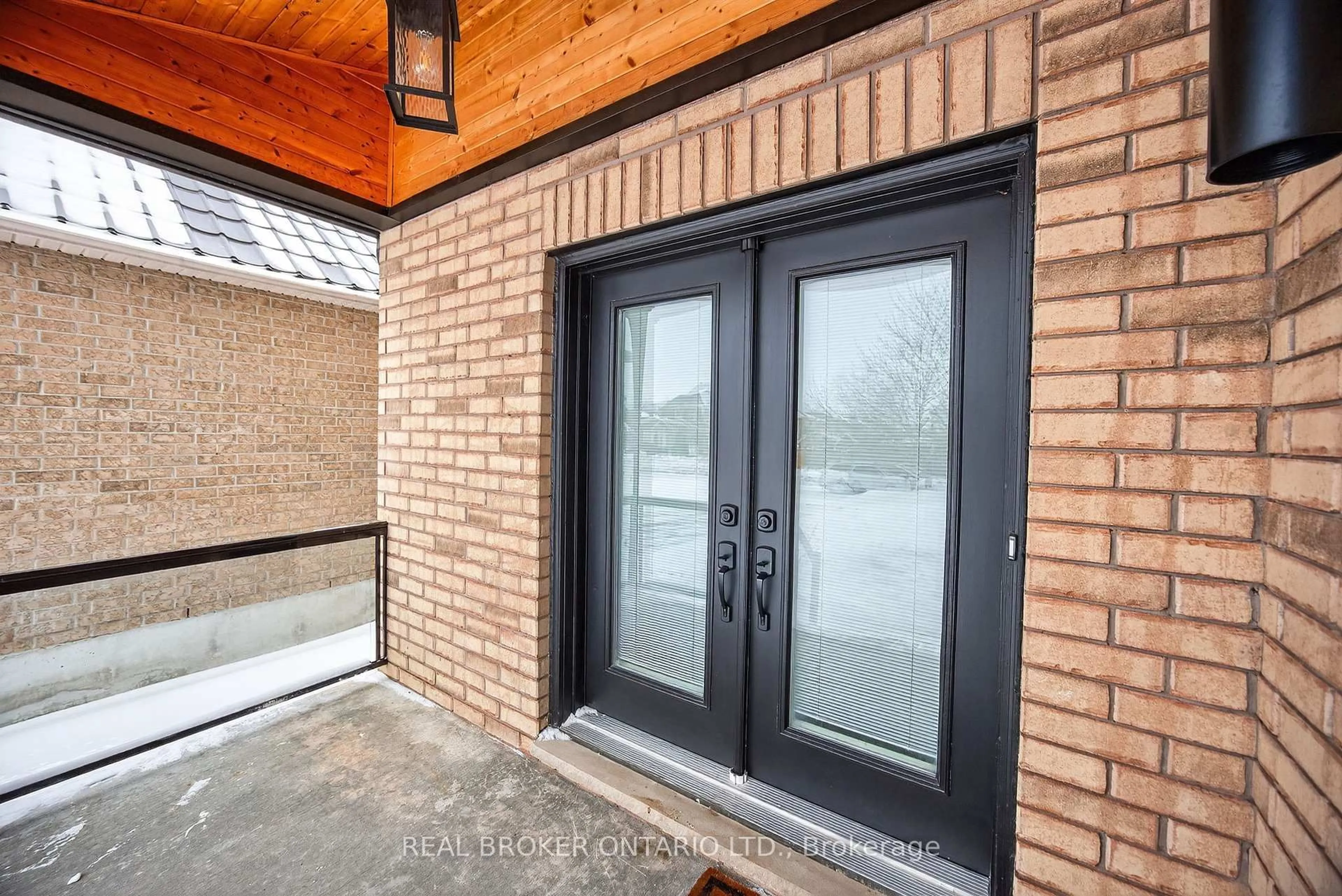 Indoor entryway for 144 Sovereign's Gate, Barrie Ontario L4M 0A3