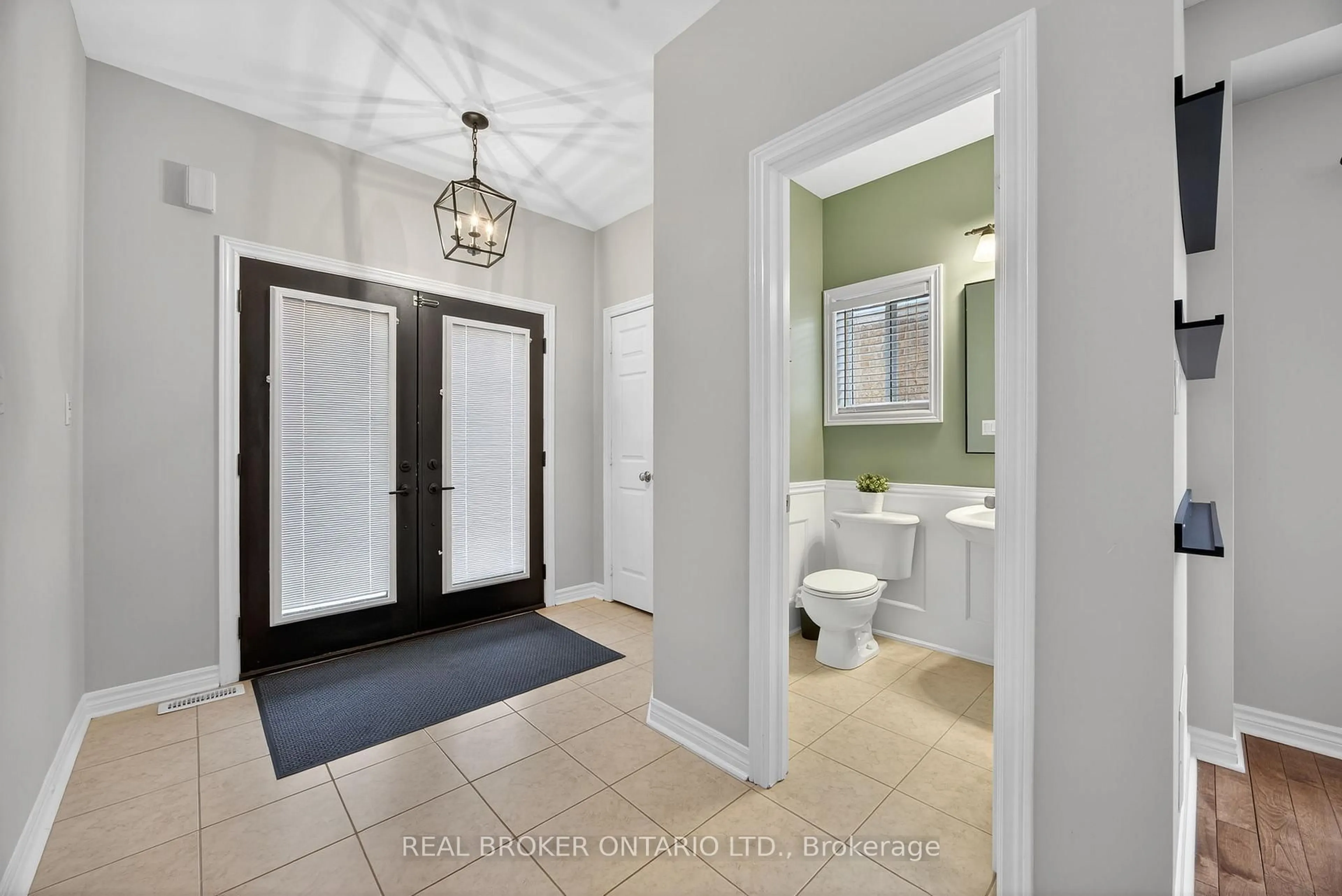 Indoor entryway for 144 Sovereign's Gate, Barrie Ontario L4M 0A3