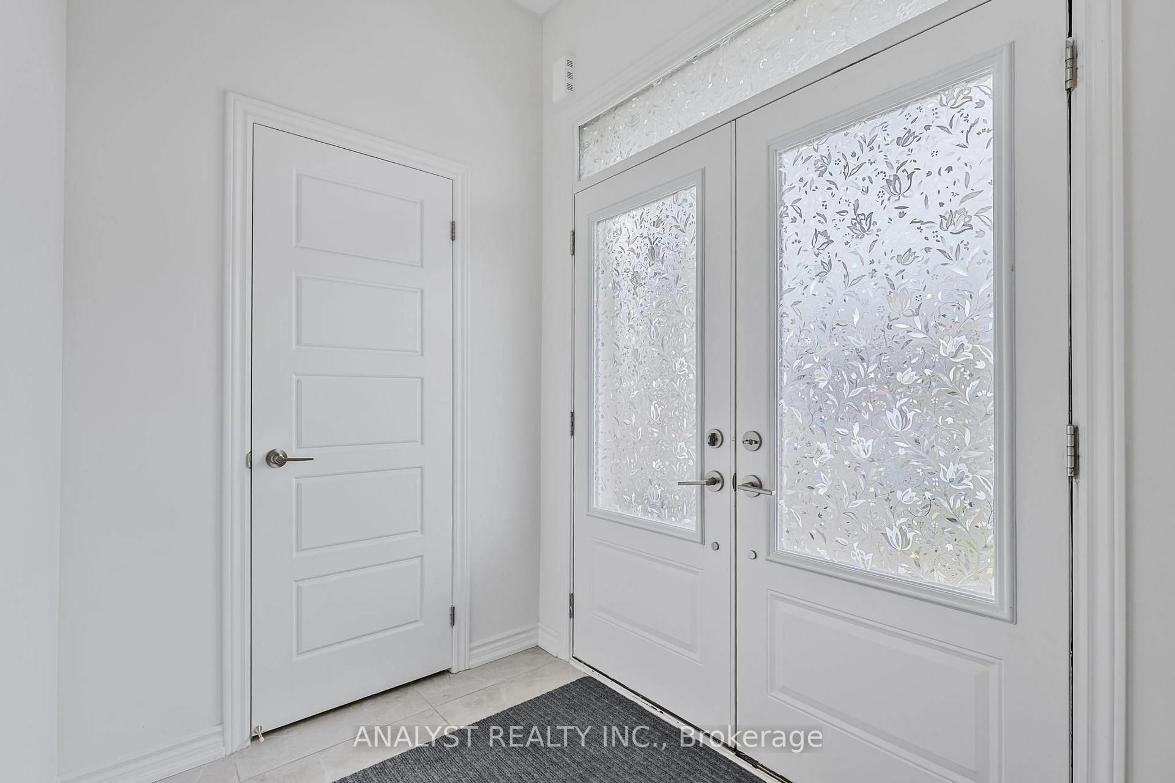 Indoor entryway for 58 Shepherd Dr, Barrie Ontario L9J 0P3