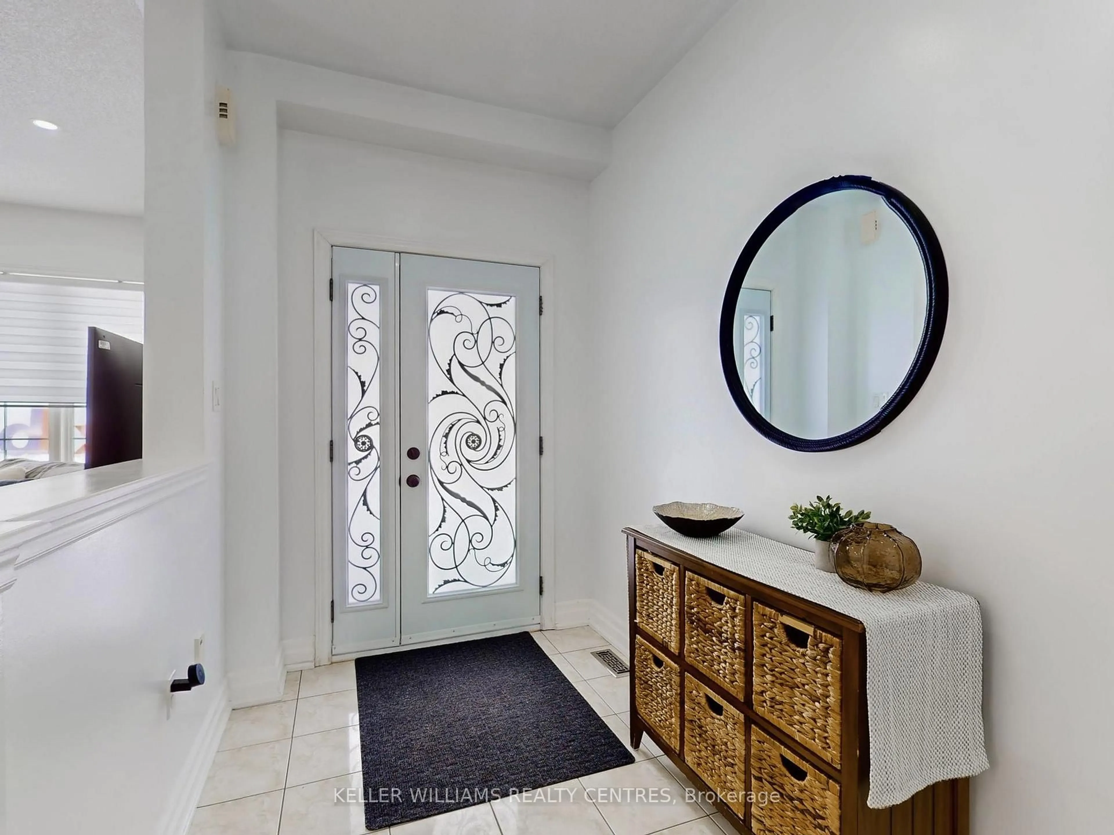 Indoor entryway for 19 Thrushwood Dr, Barrie Ontario L4N 0Z1