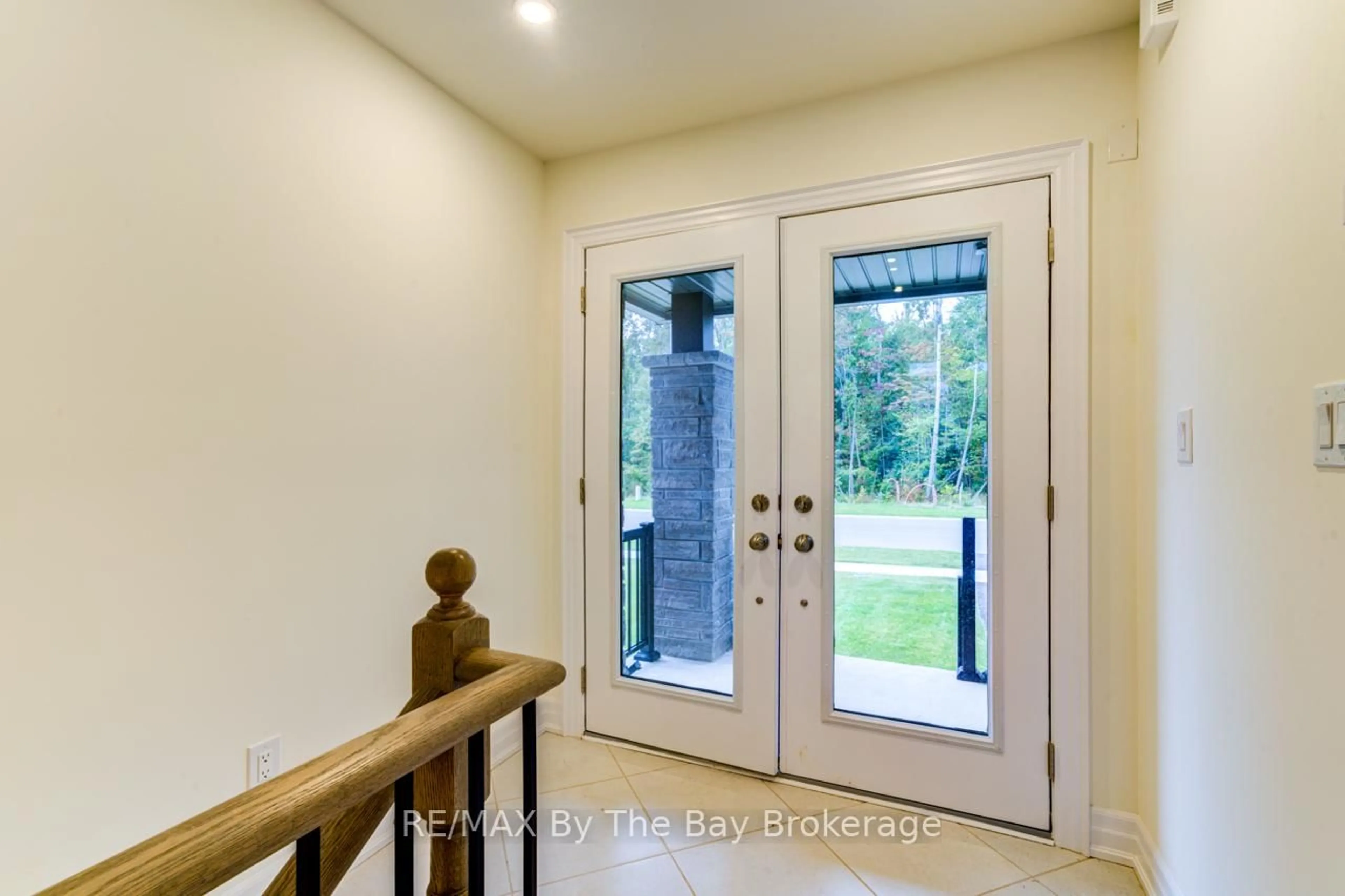 Indoor entryway for 182 Mapleside Dr, Wasaga Beach Ontario L9Z 0L4