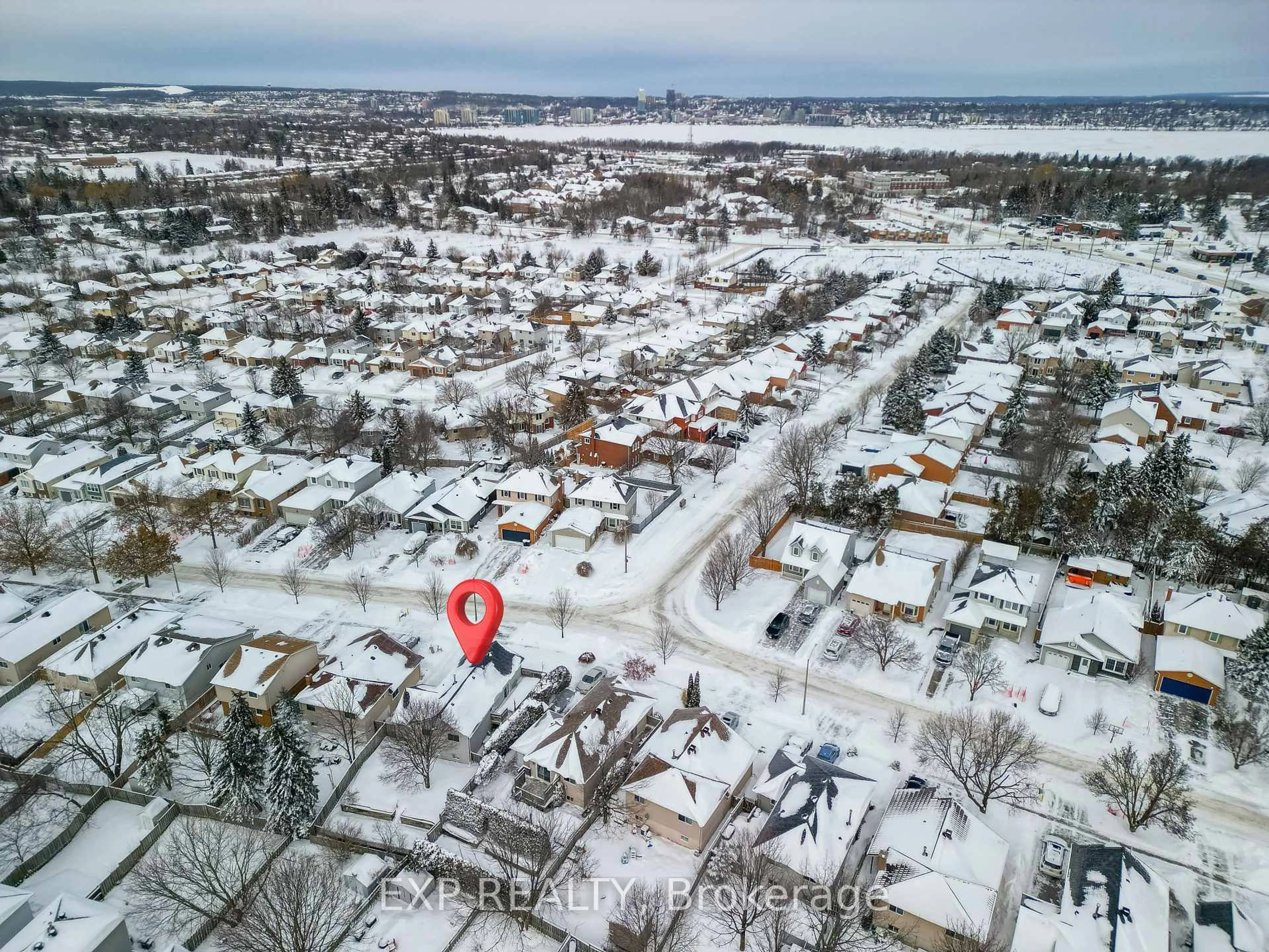 A pic from outside/outdoor area/front of a property/back of a property/a pic from drone, street for 33 Knicely Rd, Barrie Ontario L4N 6V3