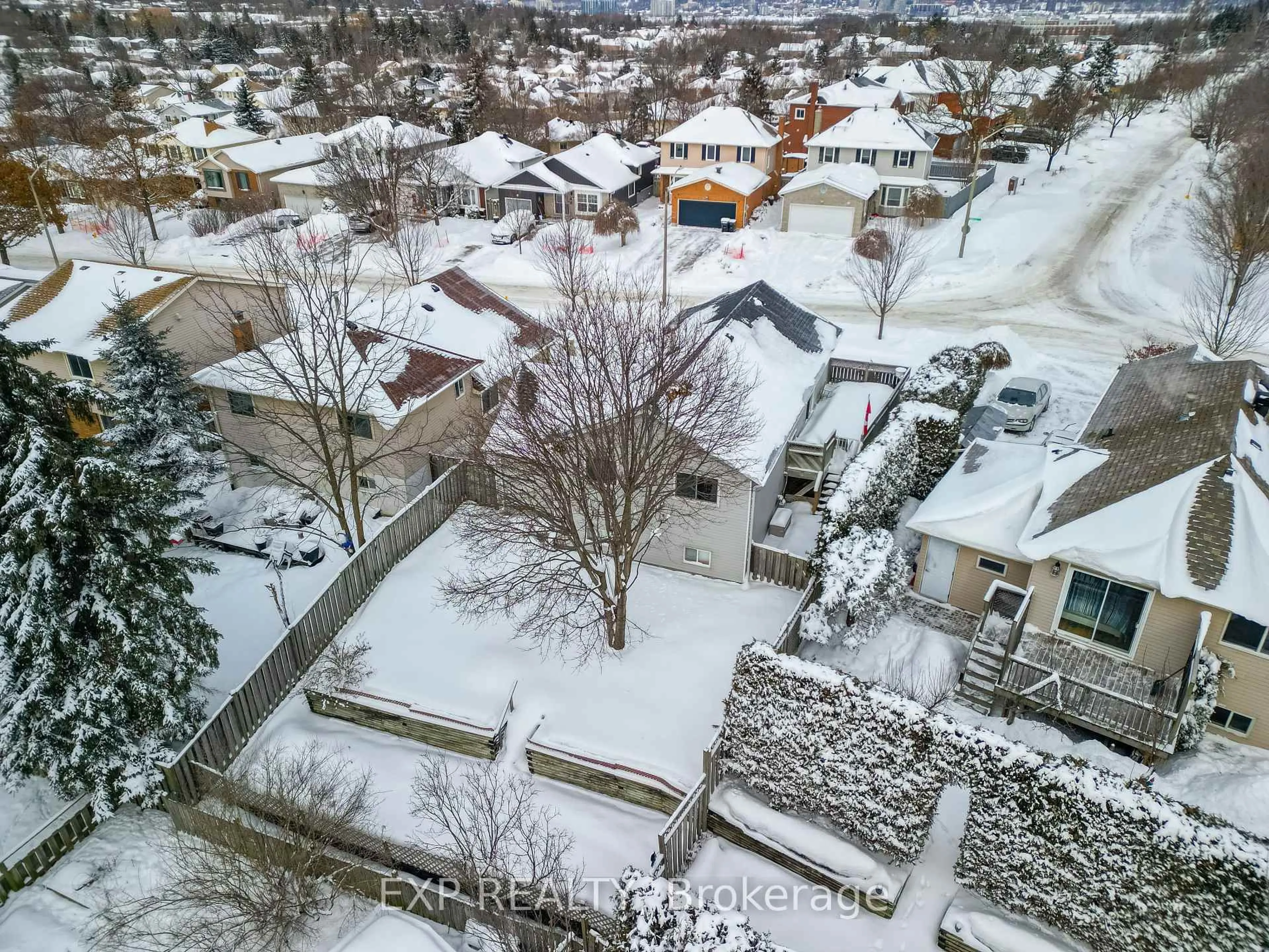 A pic from outside/outdoor area/front of a property/back of a property/a pic from drone, street for 33 Knicely Rd, Barrie Ontario L4N 6V3