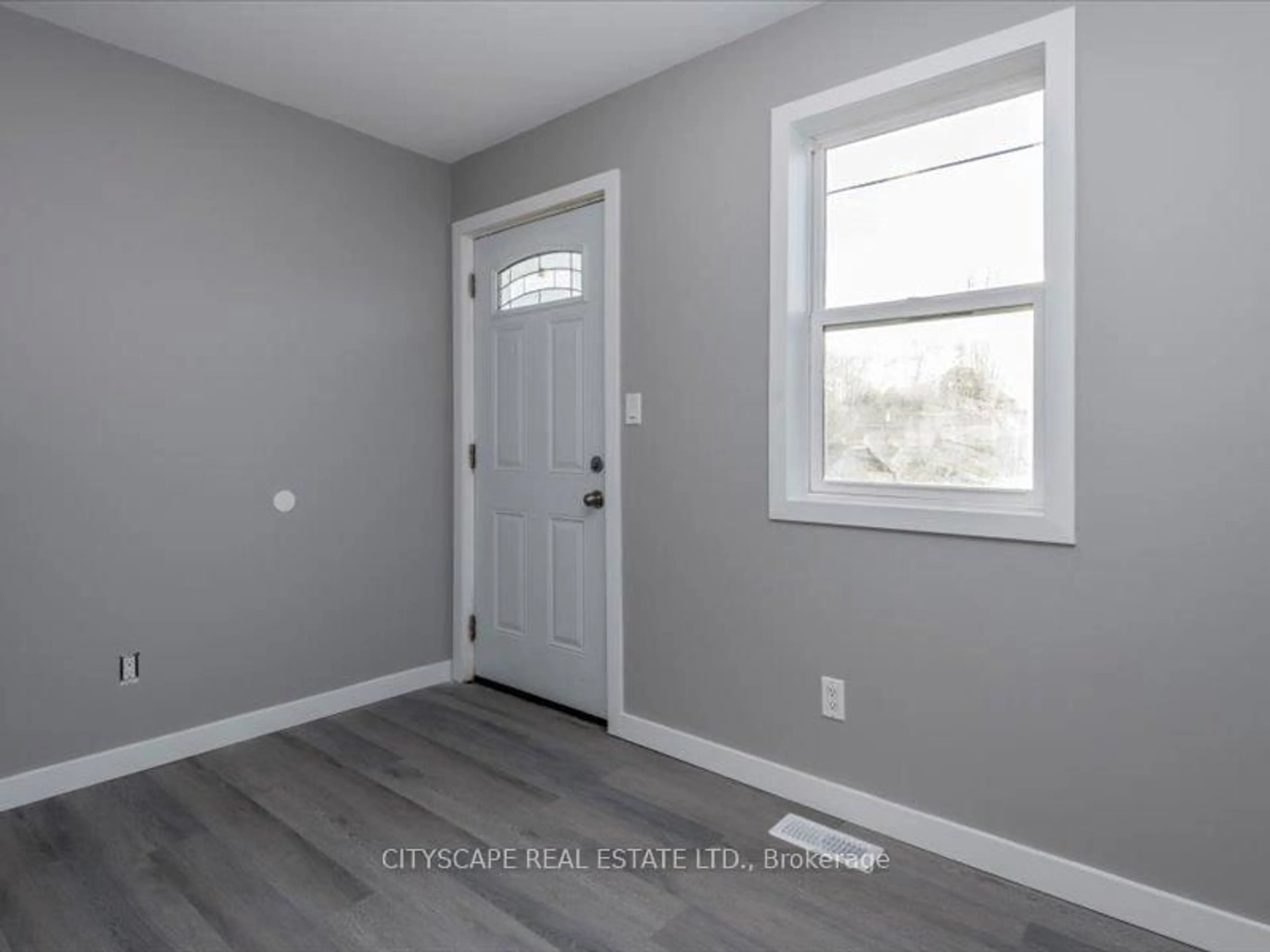 Indoor entryway for 148 Dunedin St, Orillia Ontario L3V 5T7